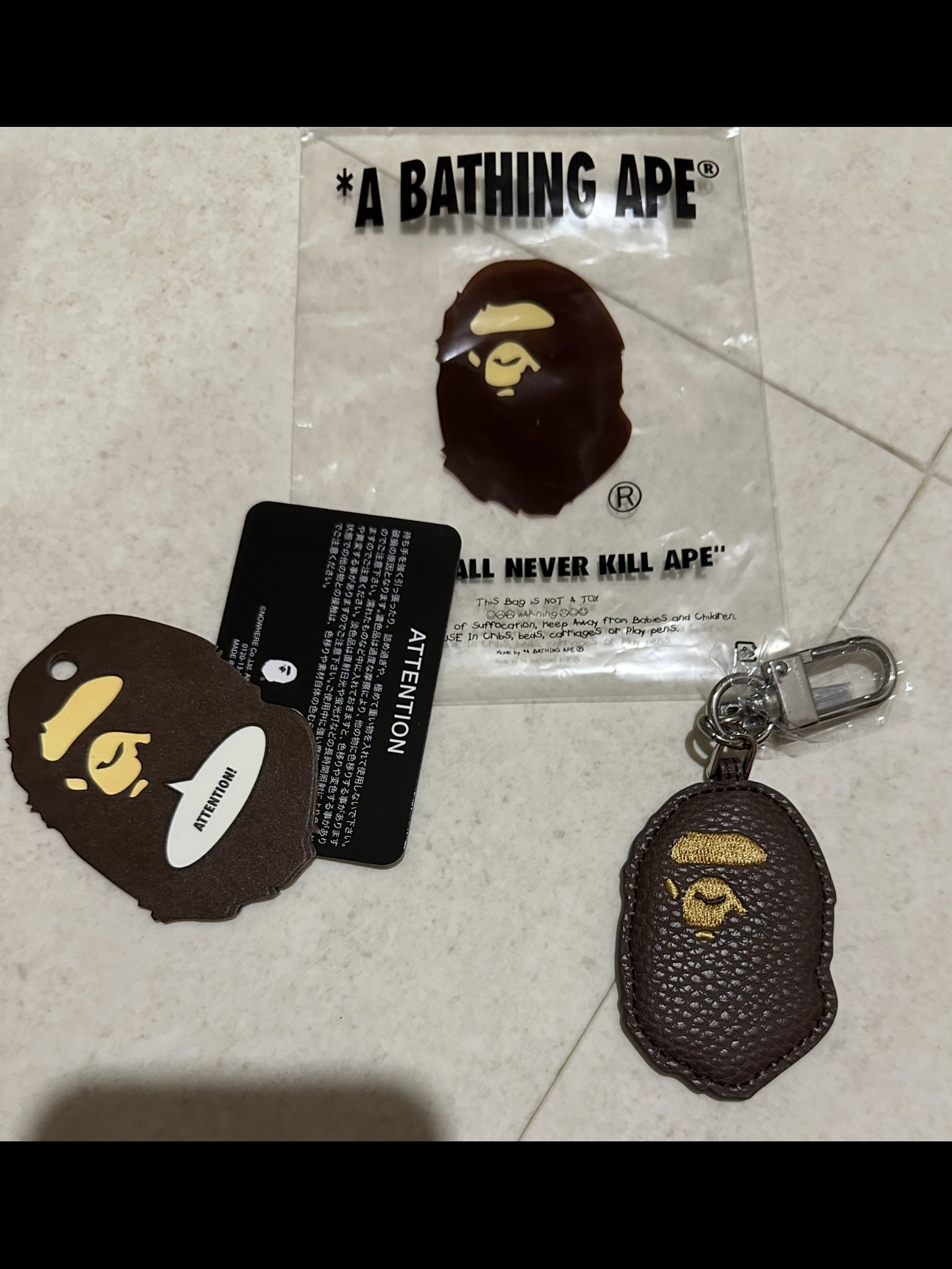 BAPE Ape Head Keychain Brown 착용 스타일 - 2