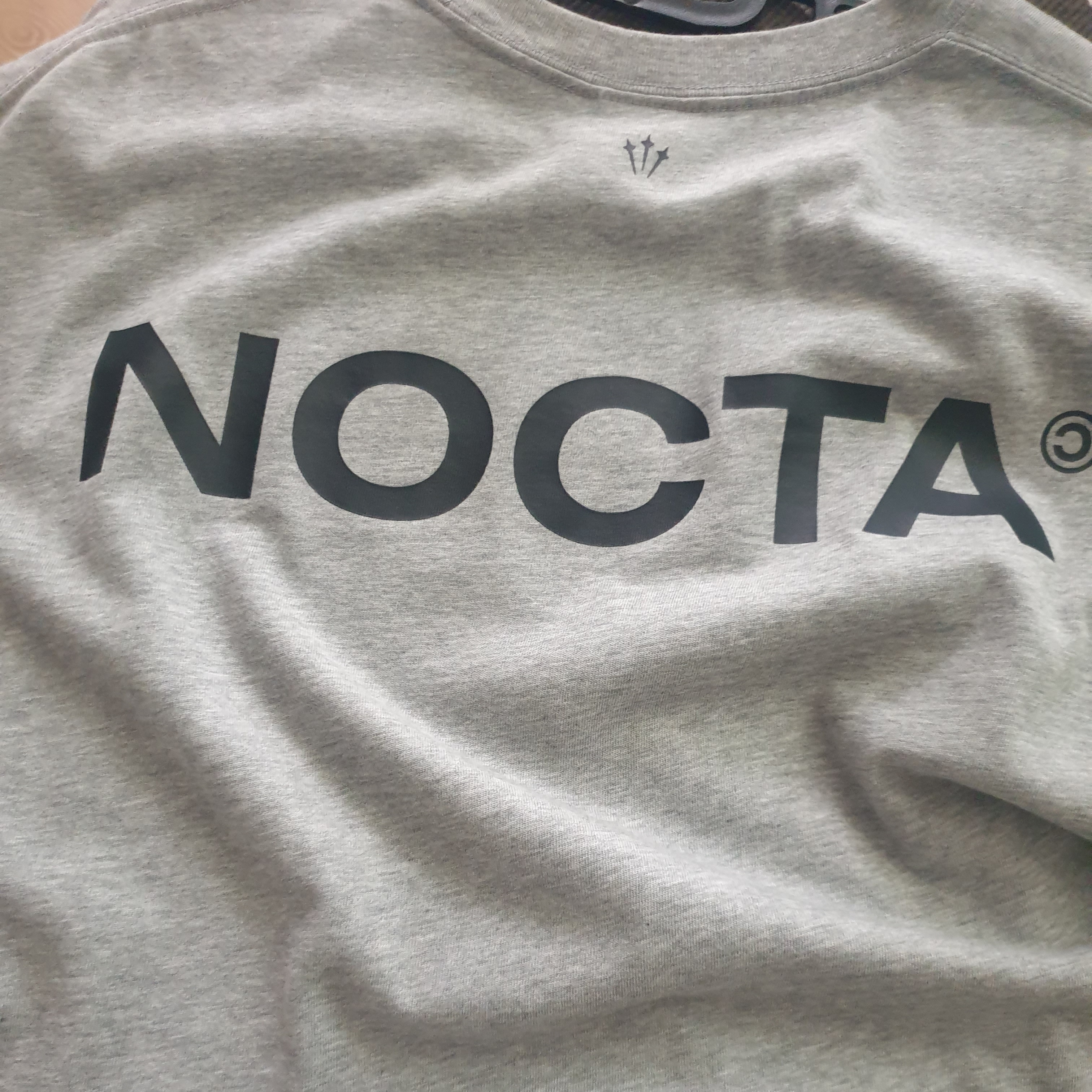 Nike x Drake Nocta Max 90 T-Shirt Dark Heather Grey (FN7663-063) 착용 스타일