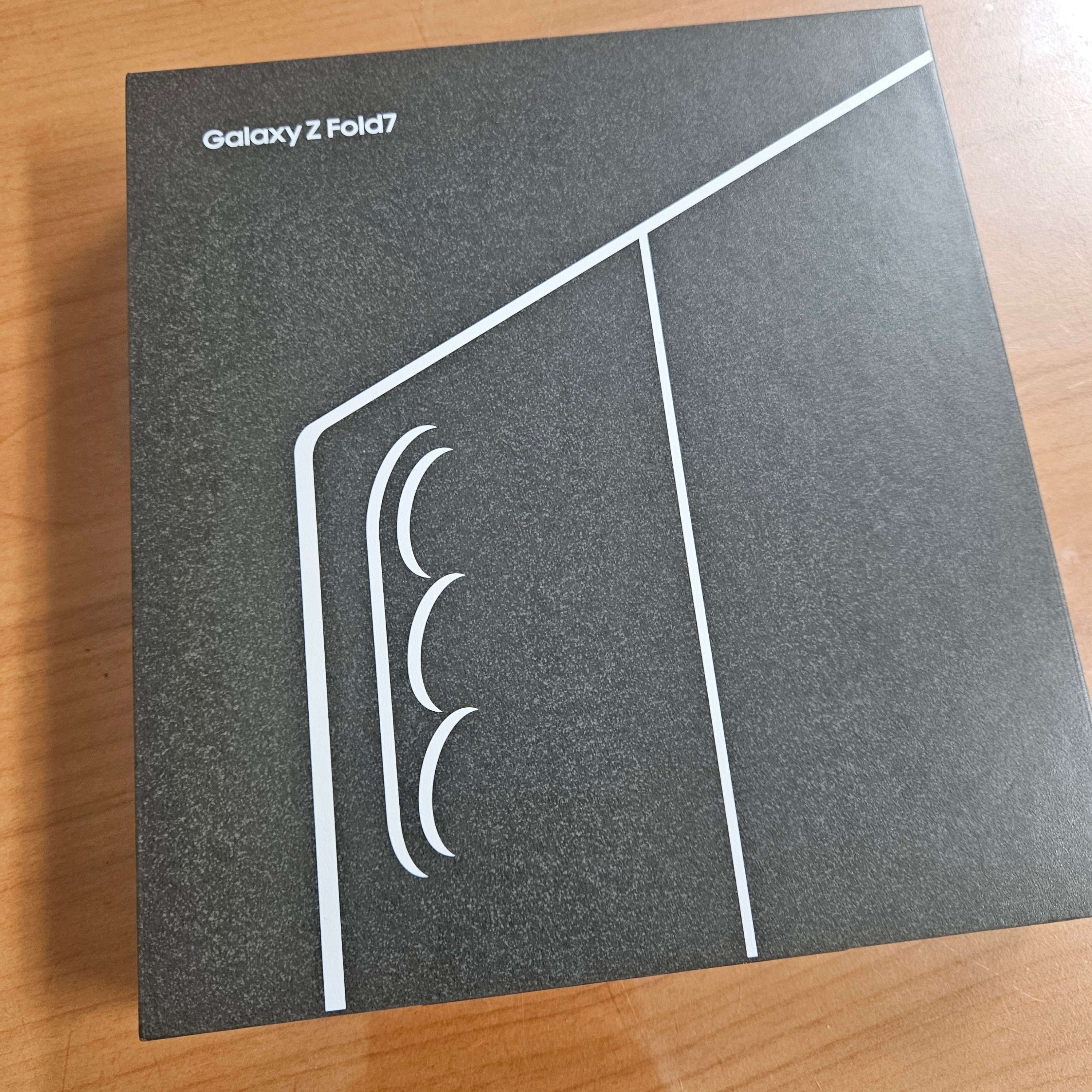 Samsung Galaxy Z Fold7 512GB Silver Shadow (Korean Ver.) 착용 스타일
