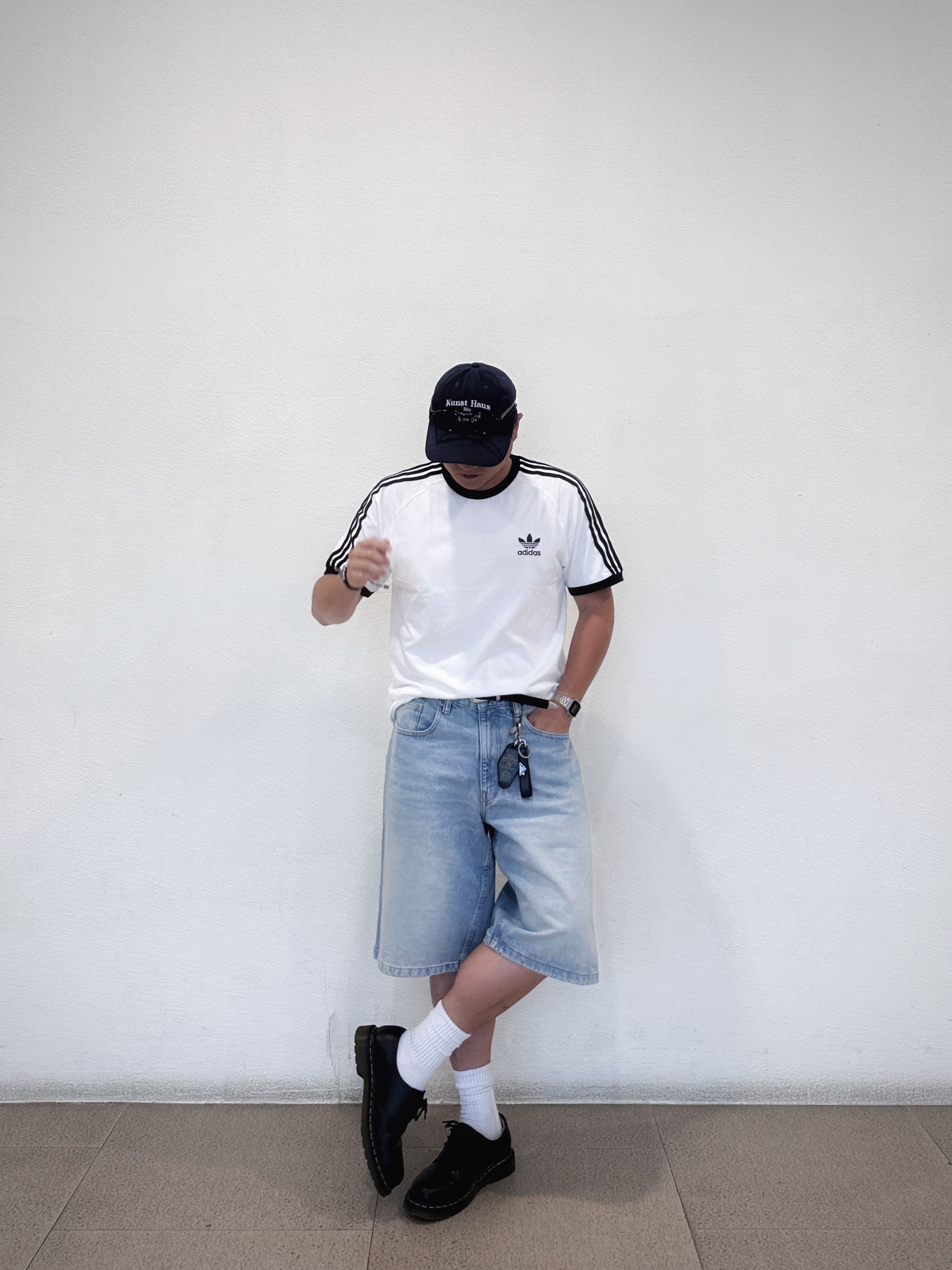 Adidas Adicolor Classics 3-Stripes T-Shirt White - KR Sizing, Zara Baggy Fit Bermuda Denim Blue 착용 스타일 - 2