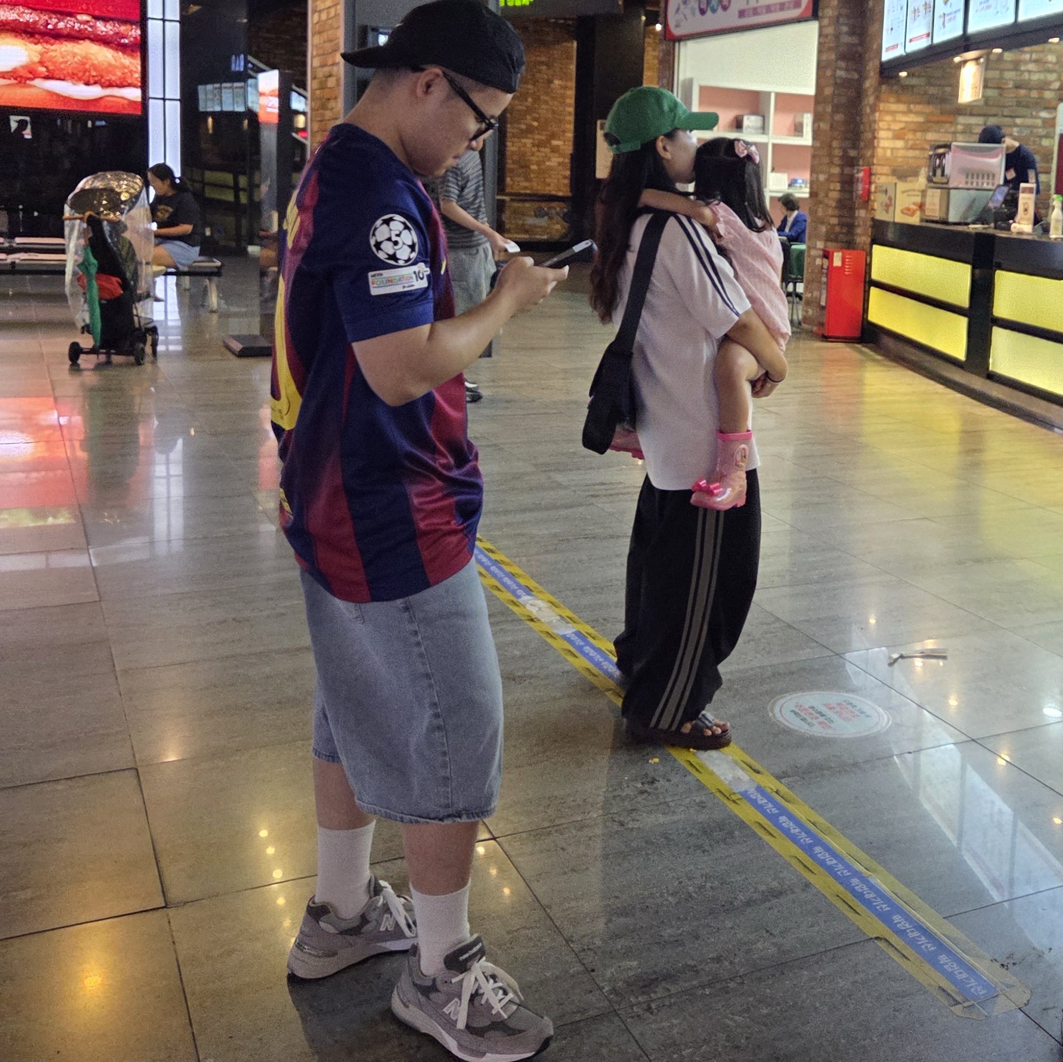 Nike FC Barcelona 2025/26 Stadium Home Dri-Fit Football Replica Jersey Deep Royal Blue Noble Red (Non Marking Ver.), Nike Dri-Fit Fly Unstructured Swoosh Cap Black 착용 스타일 - 2