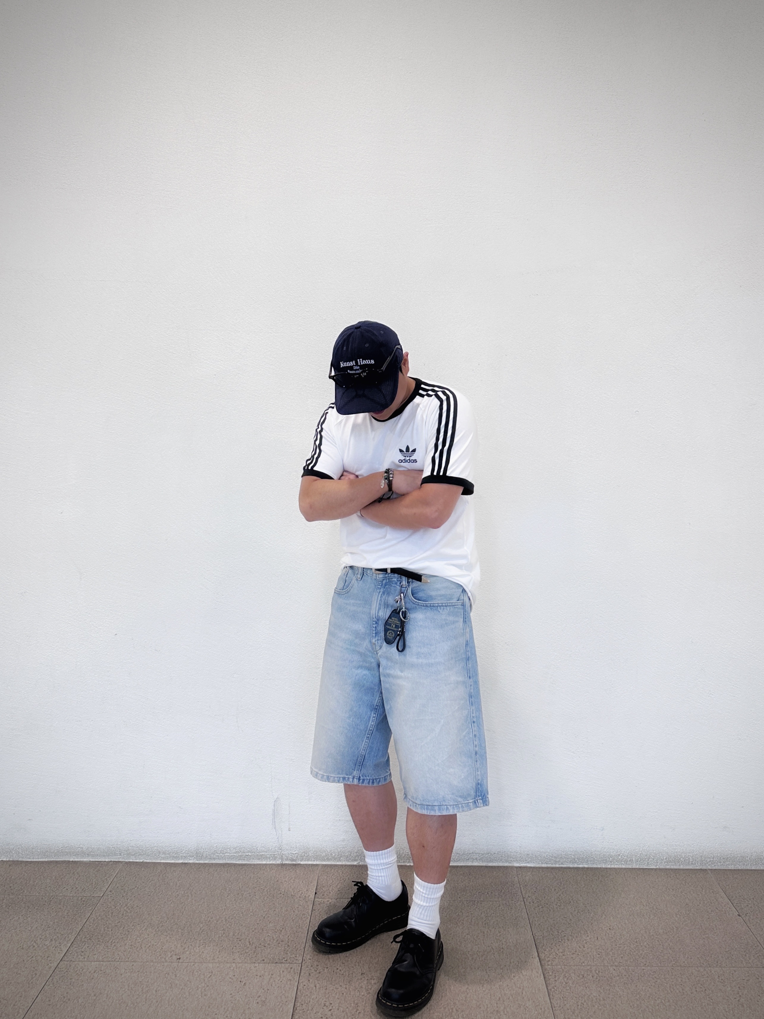 Adidas Adicolor Classics 3-Stripes T-Shirt White - KR Sizing, Zara Baggy Fit Bermuda Denim Blue 착용 스타일 - 1