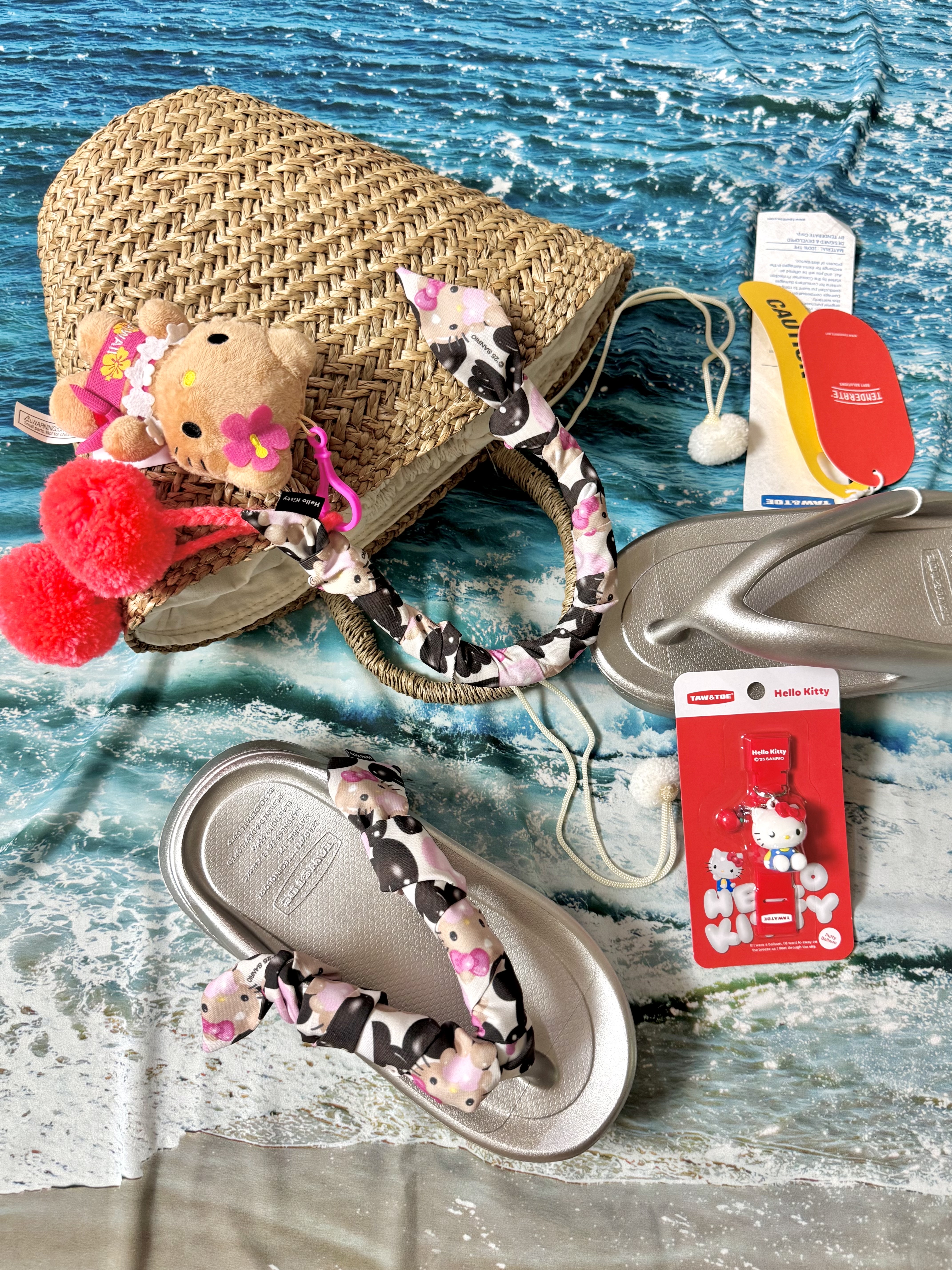 (W) Taw&Toe x Sanrio Flip Flop Zerovity Plumpy Hello Kitty Charm Tag Set Silver, Taw&Toe x Sanrio Tan Hello Kitty Scarf Black 착용 스타일 - 1