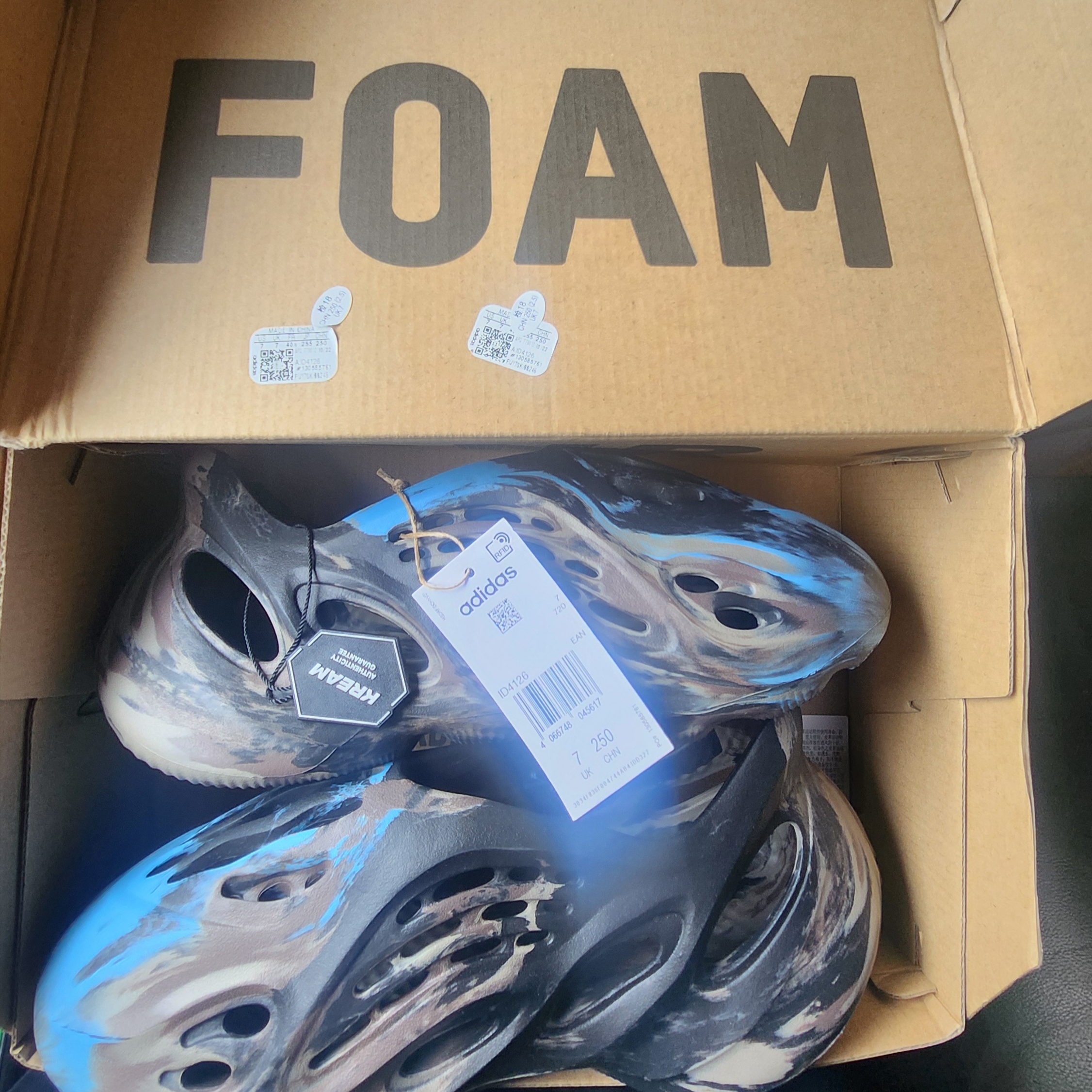 Adidas Yeezy Foam RNNR MX Cinder 착용 스타일