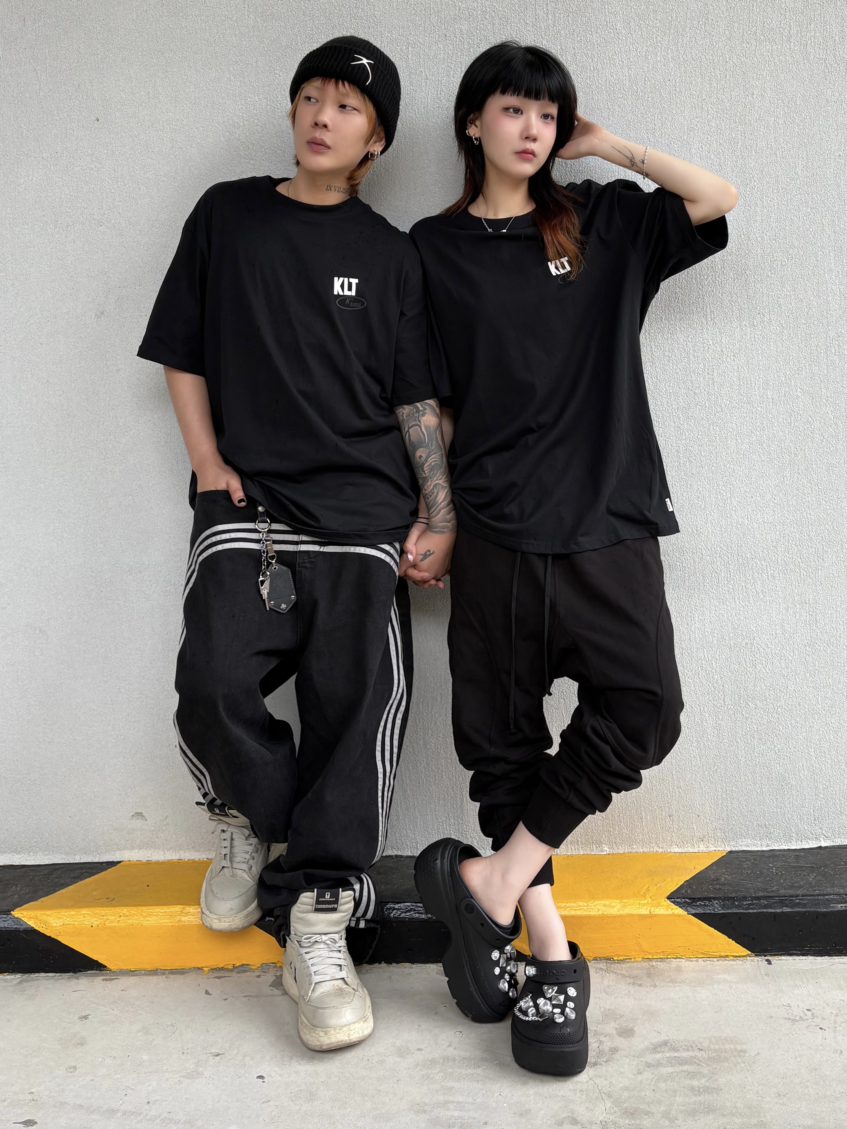 Crocs Stomp Clog Black, Converse x Drkshdw Turbowpn Pelican 착용 스타일 - 1