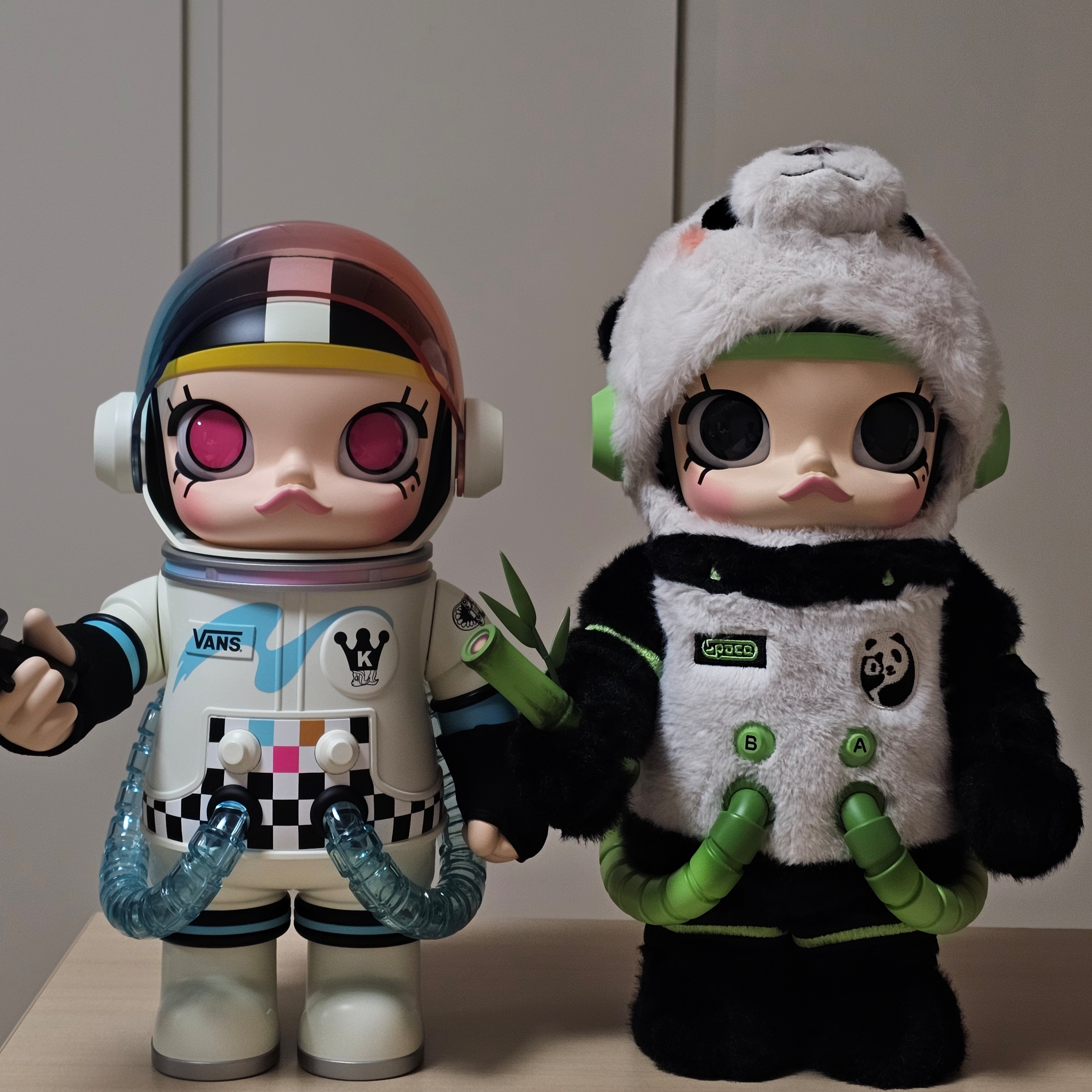 Pop Mart Mega Space Molly Pander 400%, Pop Mart x Vans Mega Space Molly 400% 착용 스타일