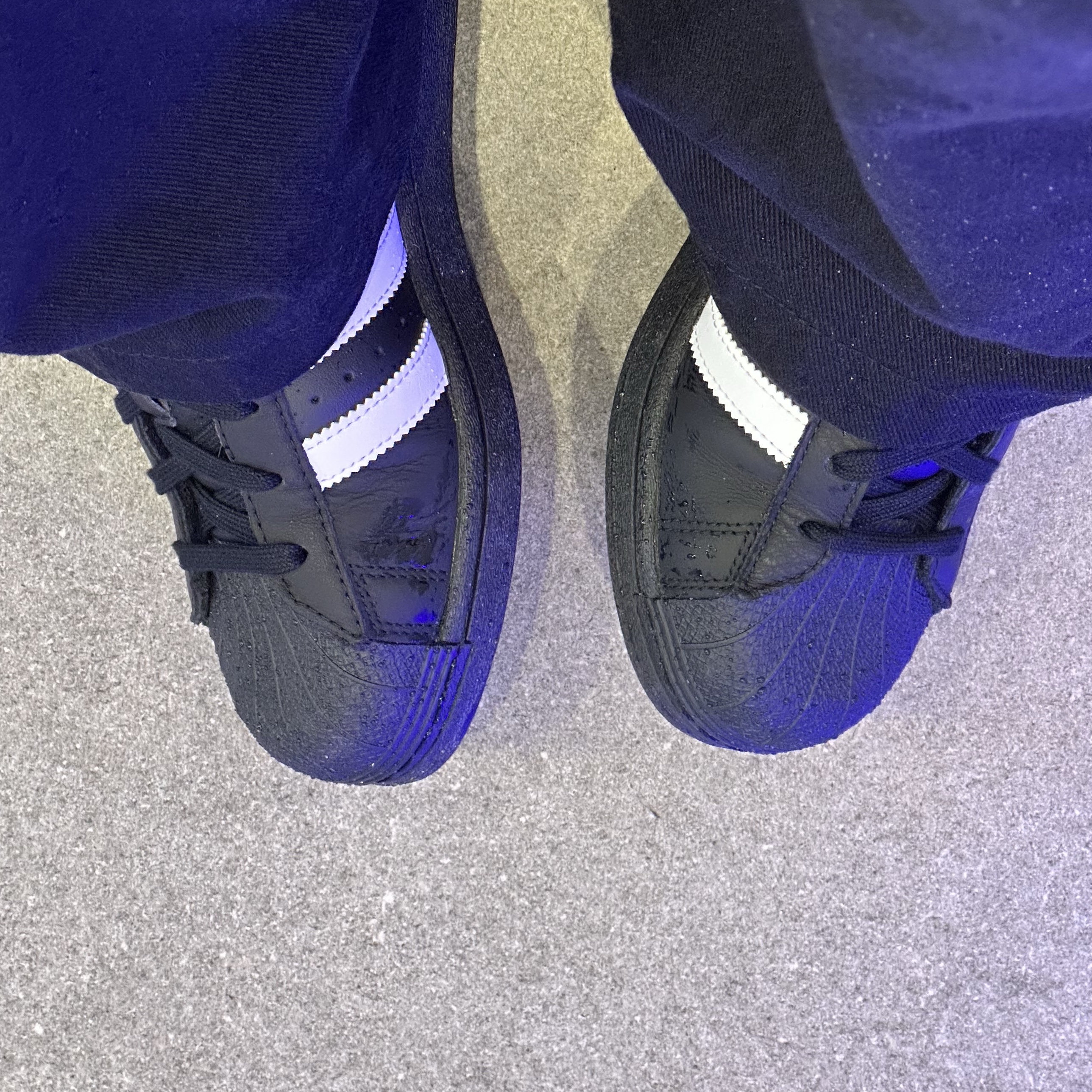 Adidas Superstar Core Black White 착용 스타일 - 3