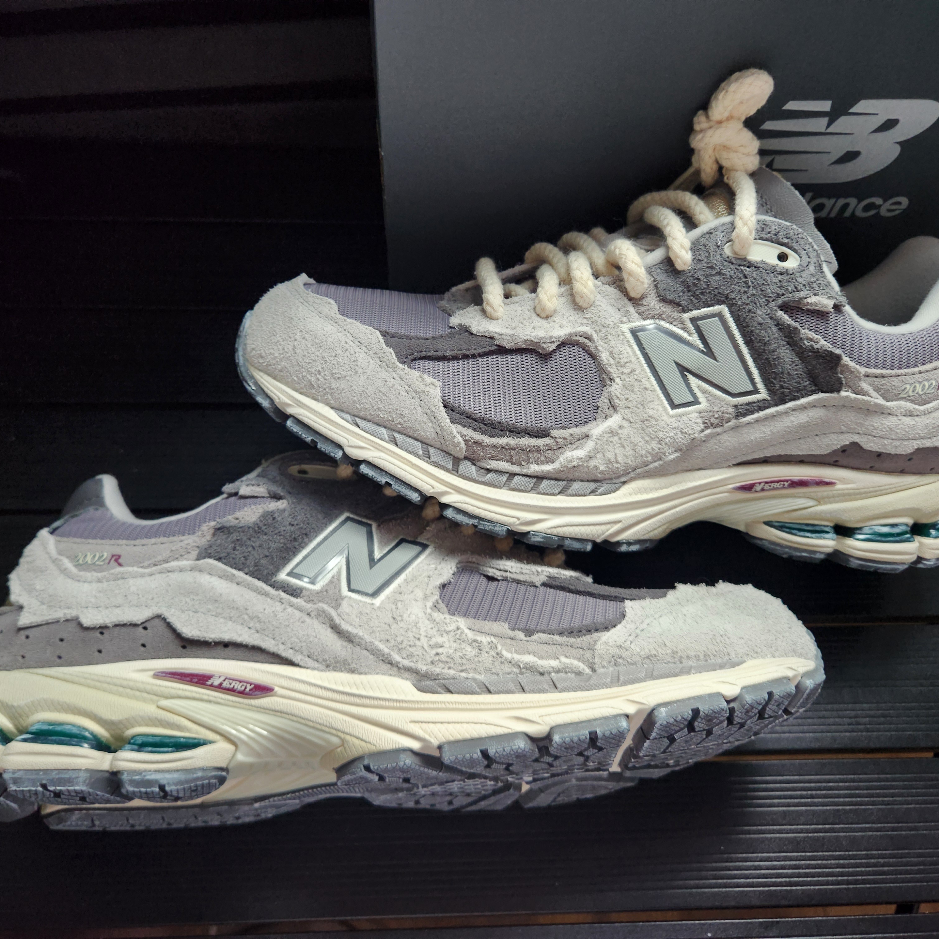 New Balance 2002R Protection Pack Rain Cloud 착용 스타일 - 5