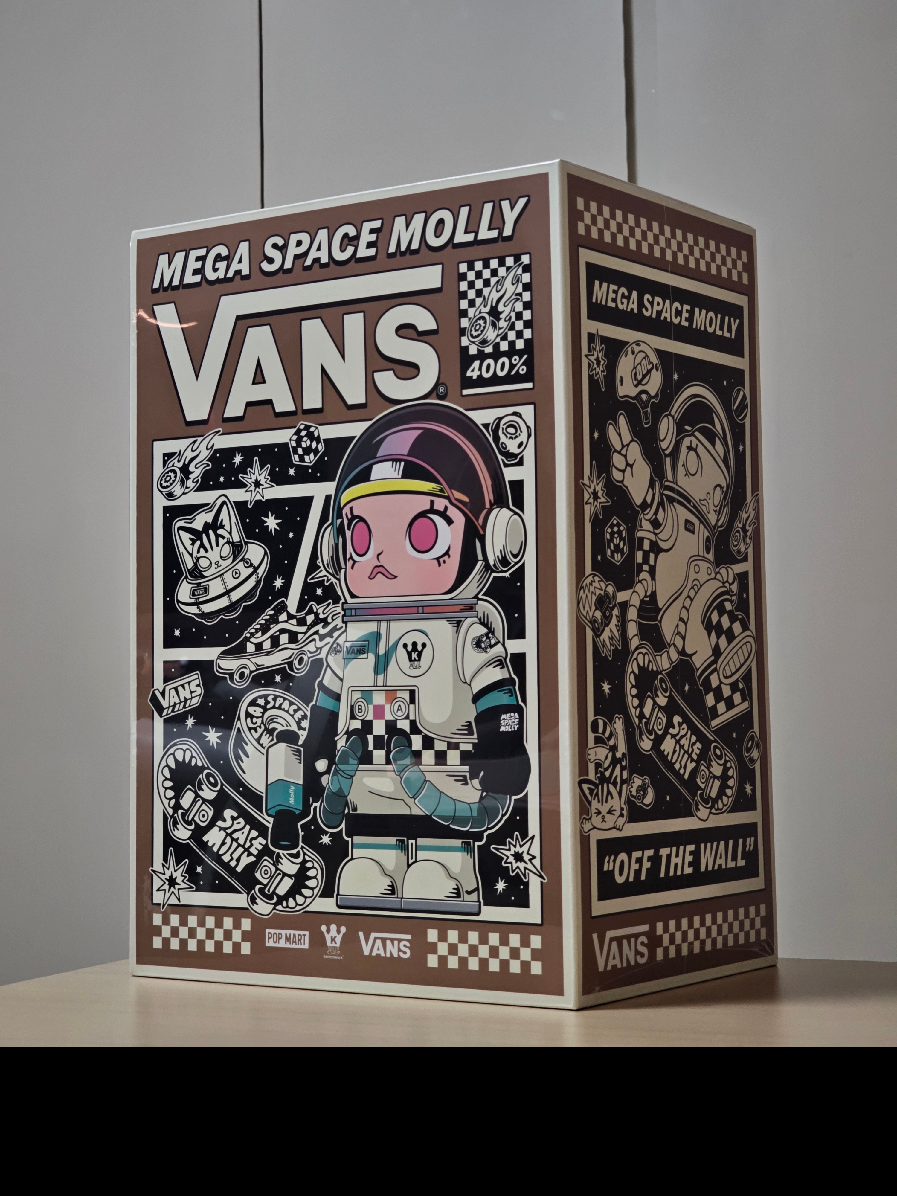 Pop Mart x Vans Mega Space Molly 400% 착용 스타일 - 1