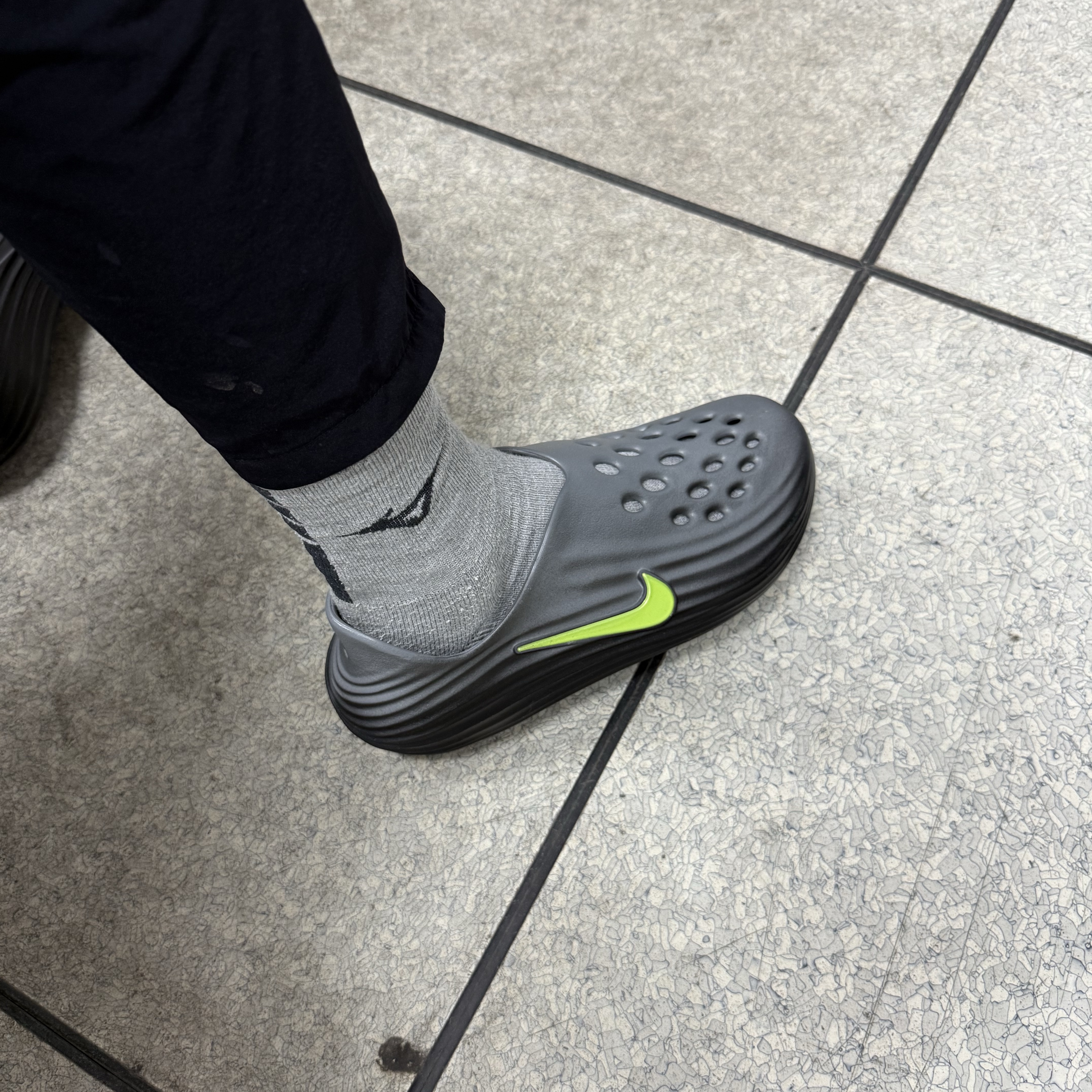 Nike ReactX Rejuven8 Black Cool Grey 착용 스타일 - 2