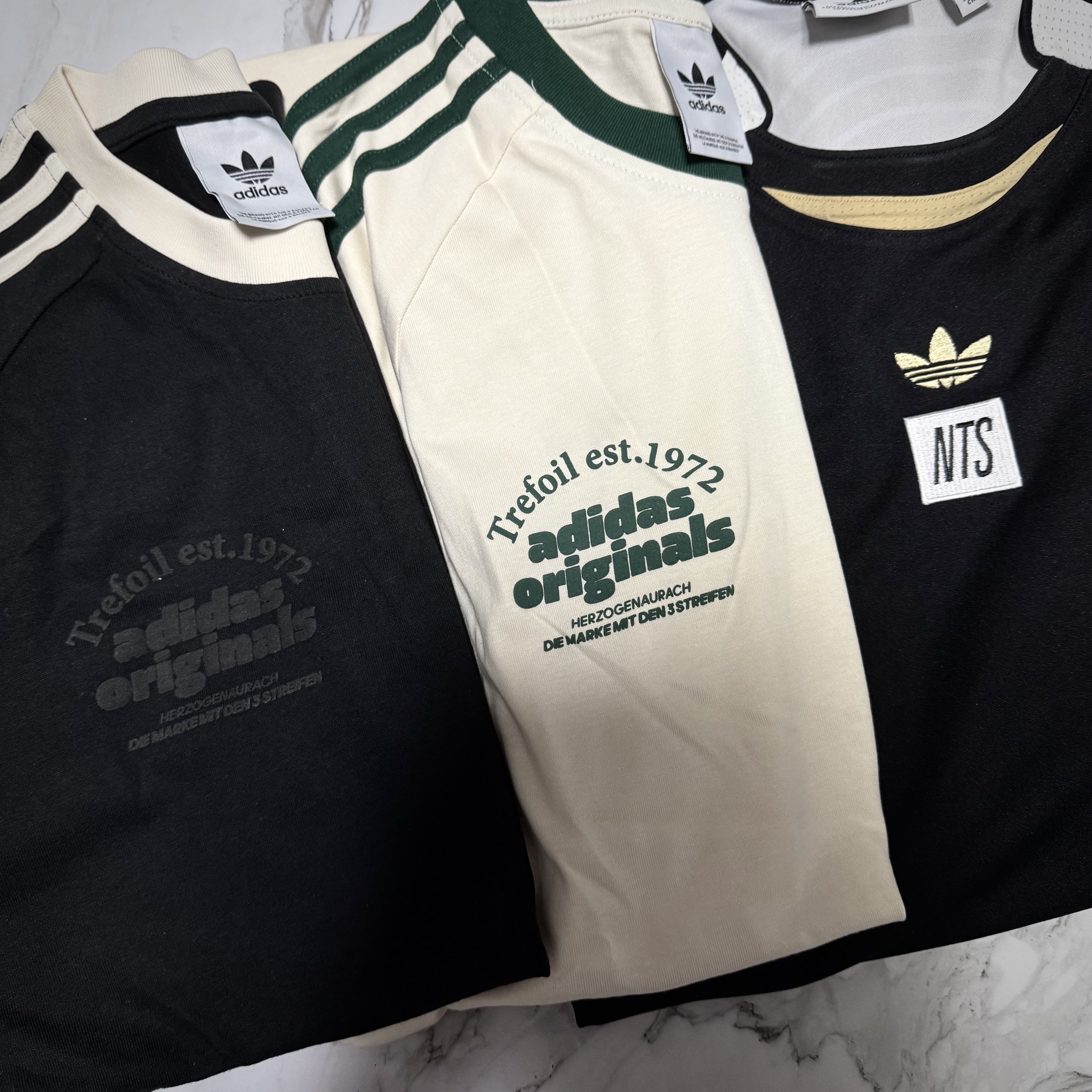 Adidas x NTS Radio Jersey Black - US Sizing, Adidas Sport Graphic Cali T-Shirt Wonder White - US Sizing 착용 스타일