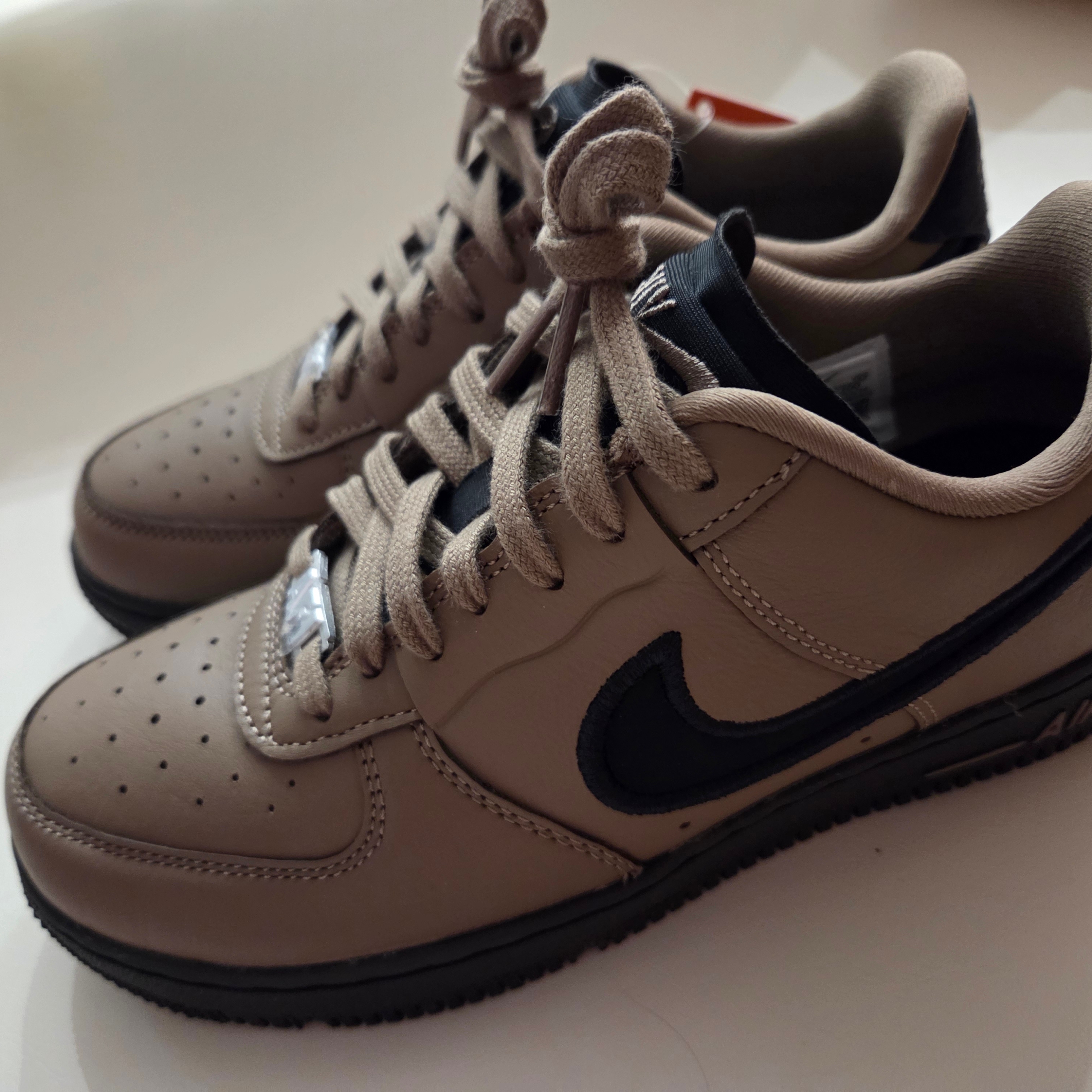 (W) Nike Air Force 1 Dance Mink Brown Metallic Silver 착용 스타일 - 2