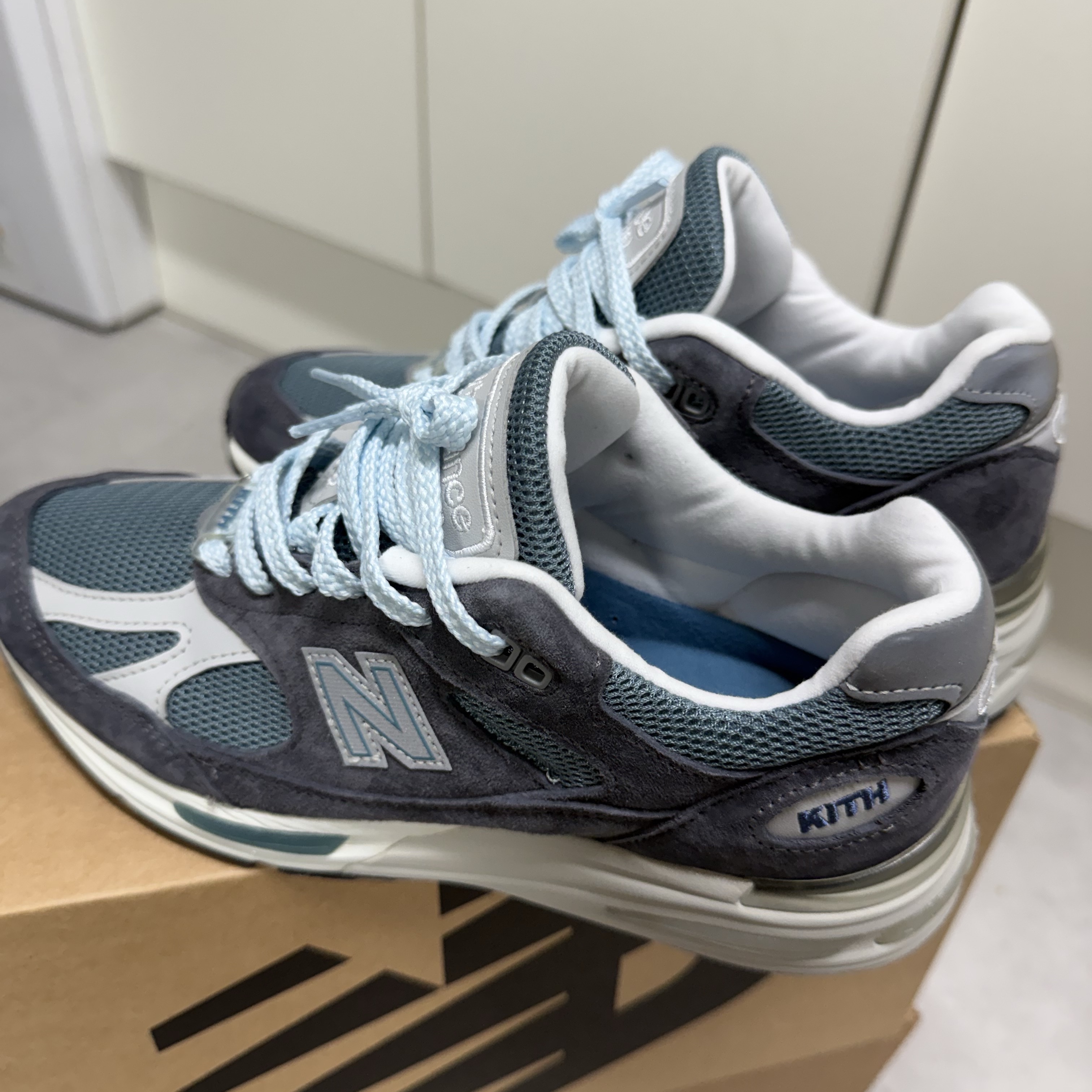 New Balance x Kith 991v2 Made in UK Steel Blue Grey, Stussy Pigment Dyed Classic Gear T-Shirt Natural 착용 스타일 - 1