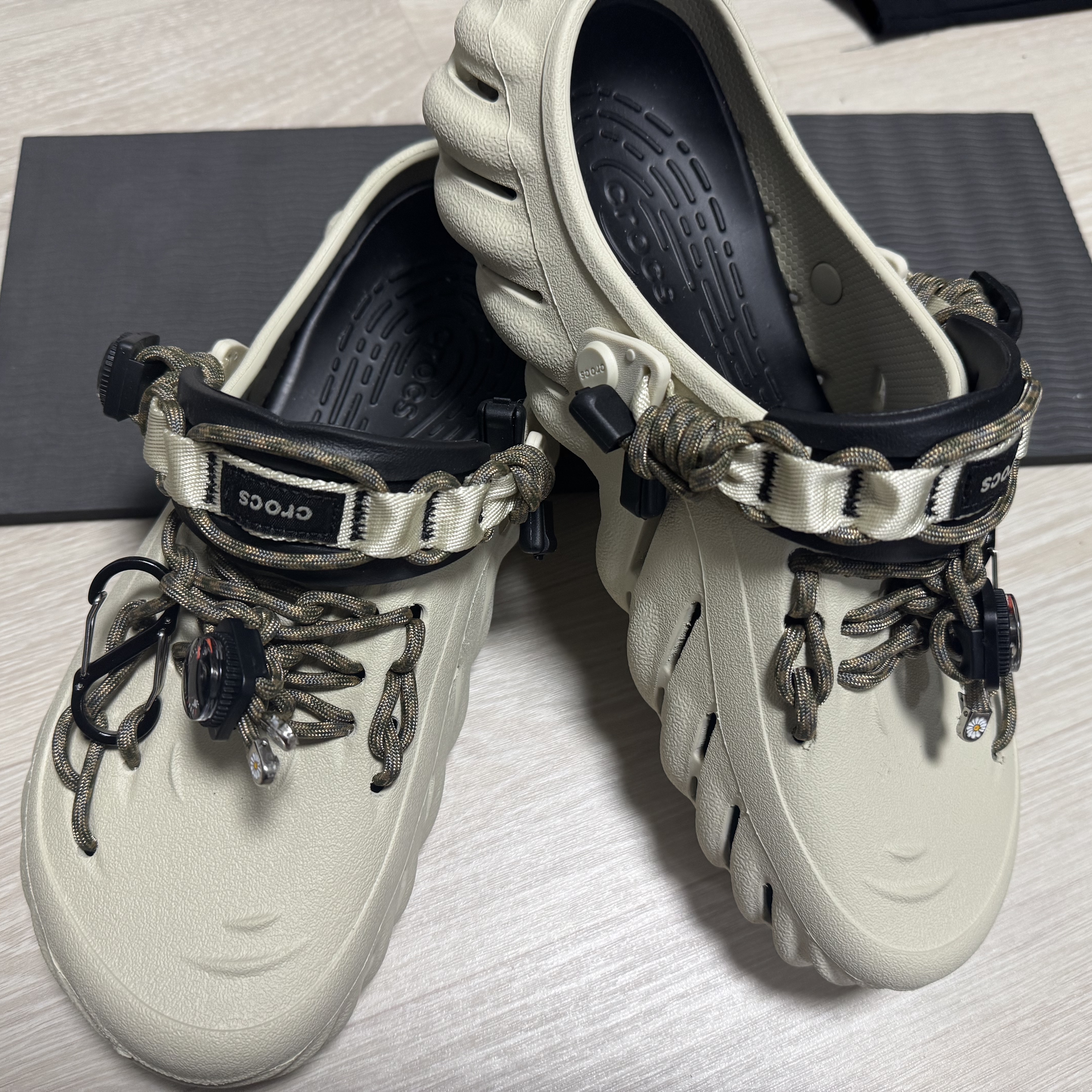 Crocs Echo Clog Bone Black 착용 스타일