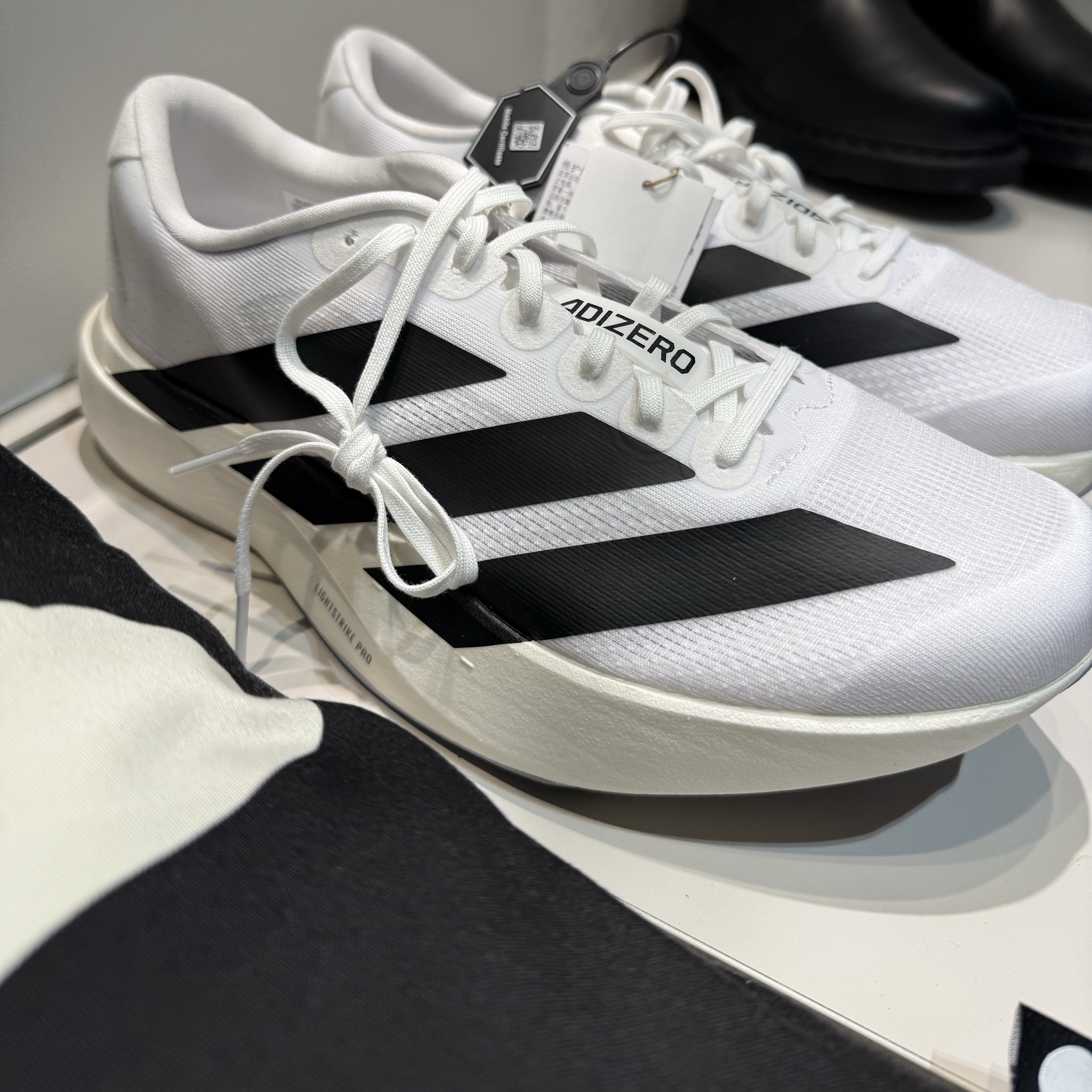 Adidas Adizero EVO SL Cloud White Core Black 착용 스타일