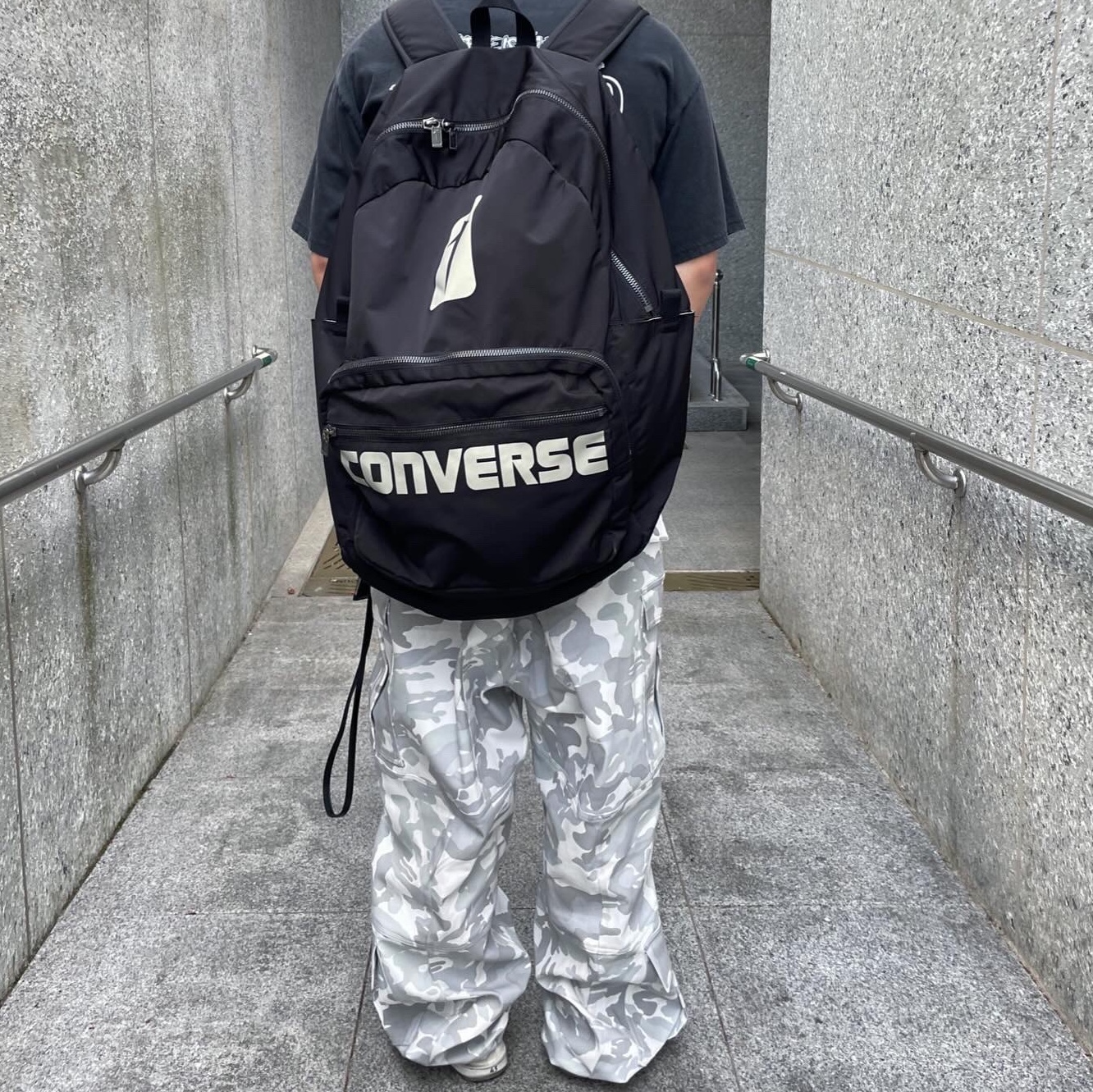 Converse x Drkshdw Oversized Backpack Black, Farfromwhat Far Camo Cargo Pants White 착용 스타일 - 2