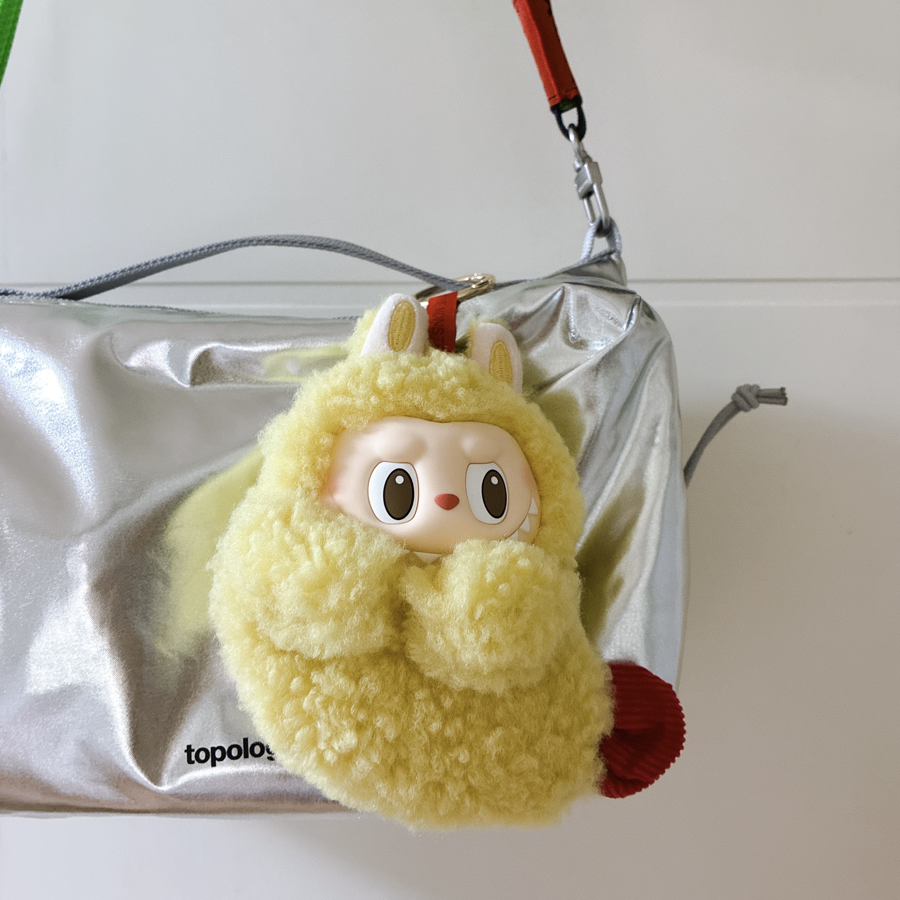 Pop Mart Labubu The Monsters Wacky Mart Series Earphone Case 착용 스타일