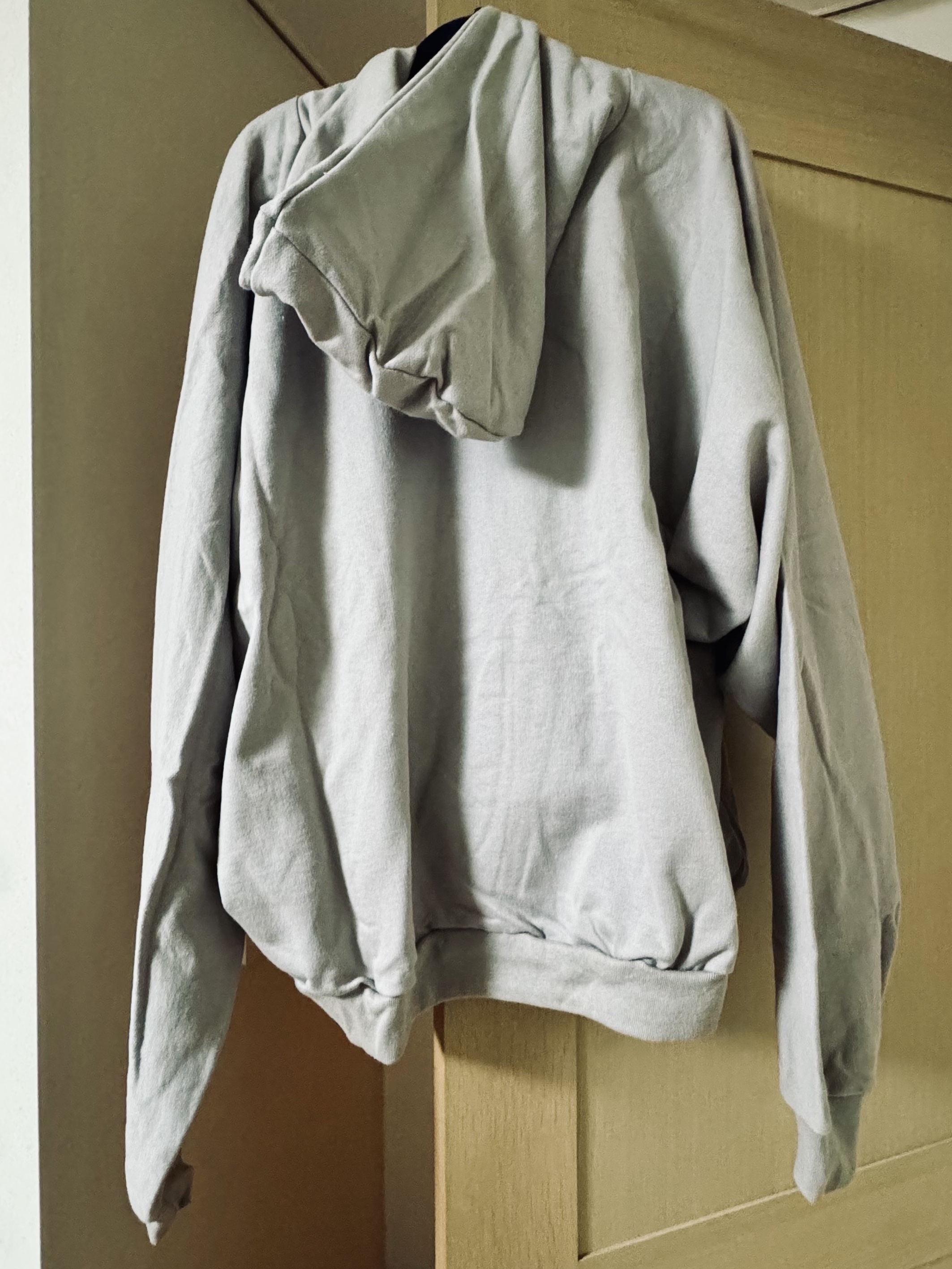 Yeezy x Gosha Rubchinskiy Tribune Herald HD-01 Hoodie Mocha 착용 스타일 - 2