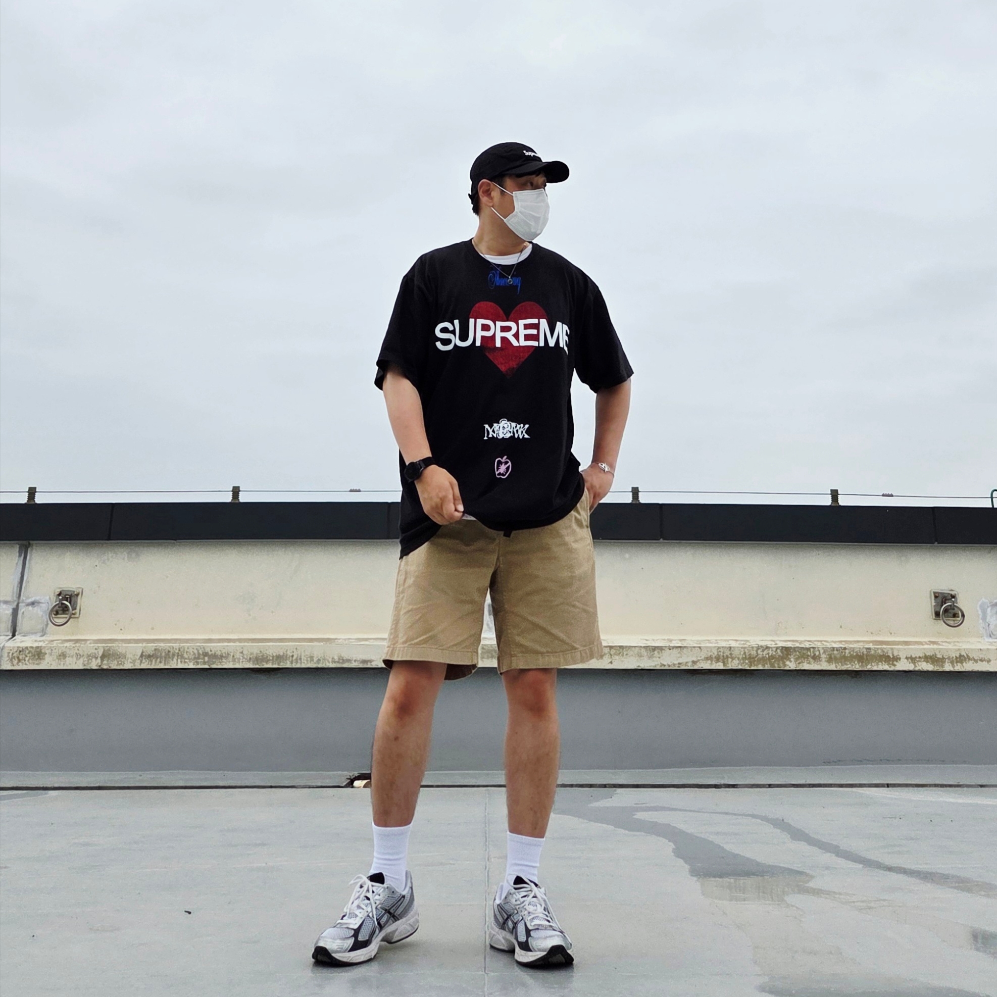 Supreme Announcing T-Shirt Black - 25SS, Supreme Hanes Tagless T-Shirt White (3 Pack) 착용 스타일 - 2