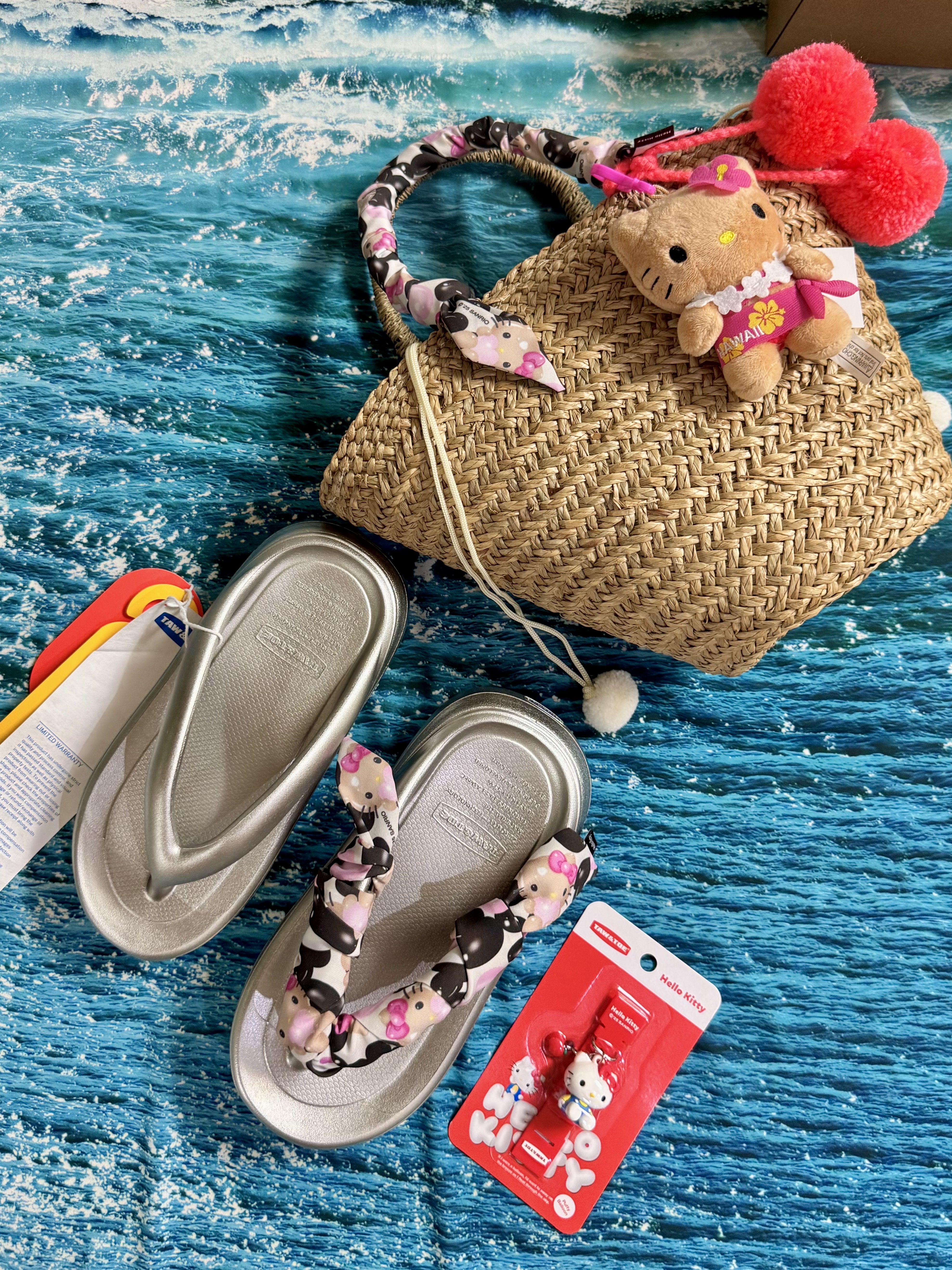 (W) Taw&Toe x Sanrio Flip Flop Zerovity Plumpy Hello Kitty Charm Tag Set Silver, Taw&Toe x Sanrio Tan Hello Kitty Scarf Black 착용 스타일 - 3
