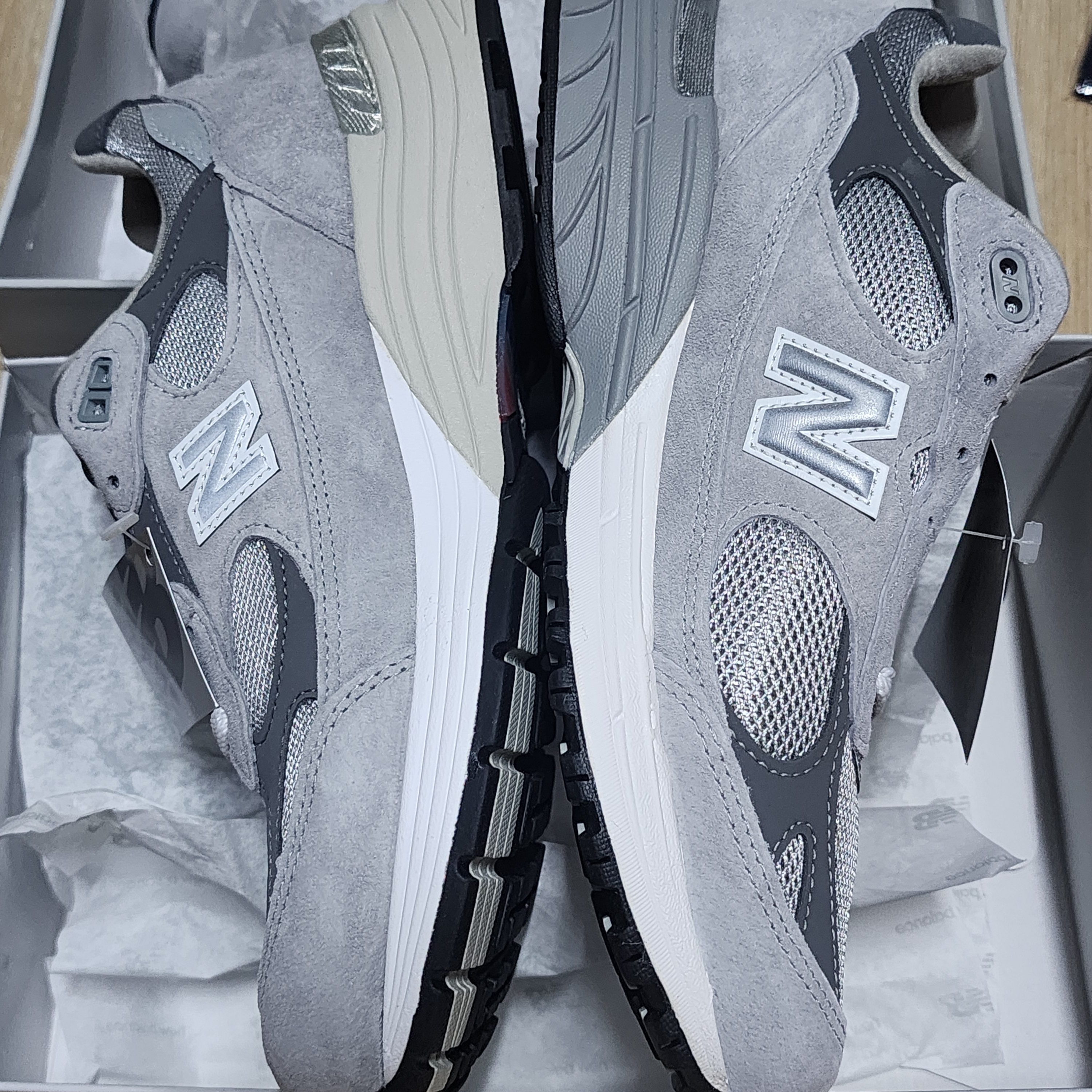 New Balance 993 Made in USA Grey - D Standard, New Balance 992 Made in USA Core Grey Silver Metallic 착용 스타일 - 1