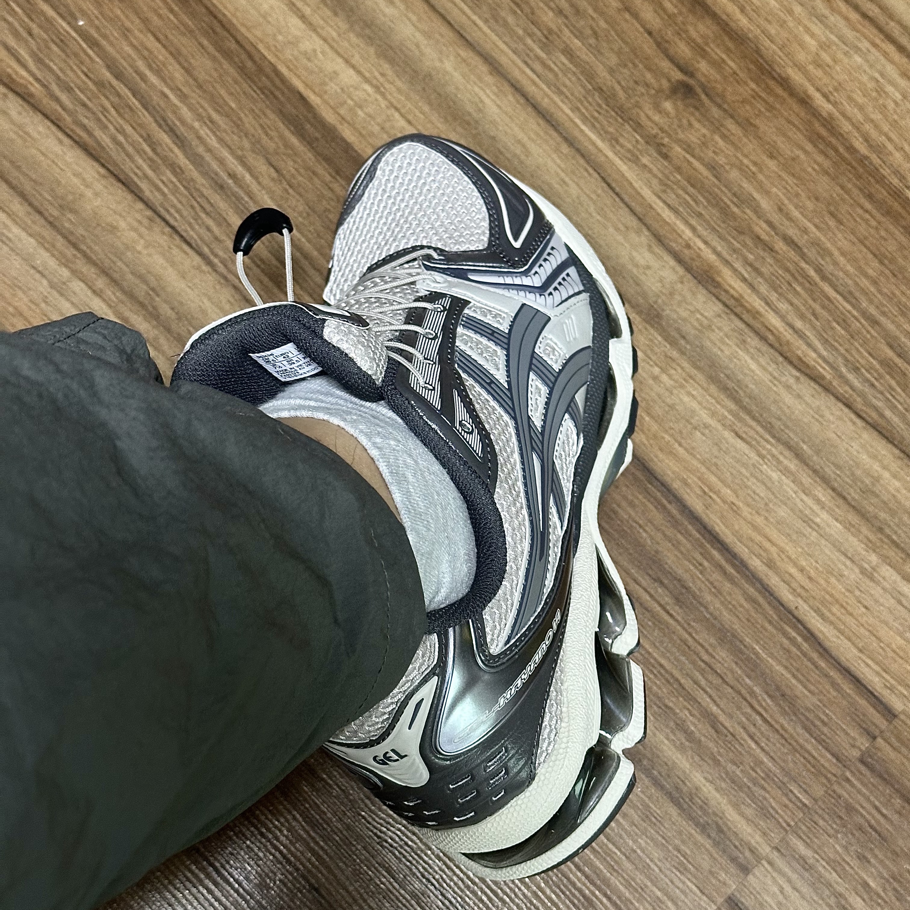 Asics Unlimited Gel-Kayano 14 Oyster Grey Clay Grey 착용 스타일 - 2
