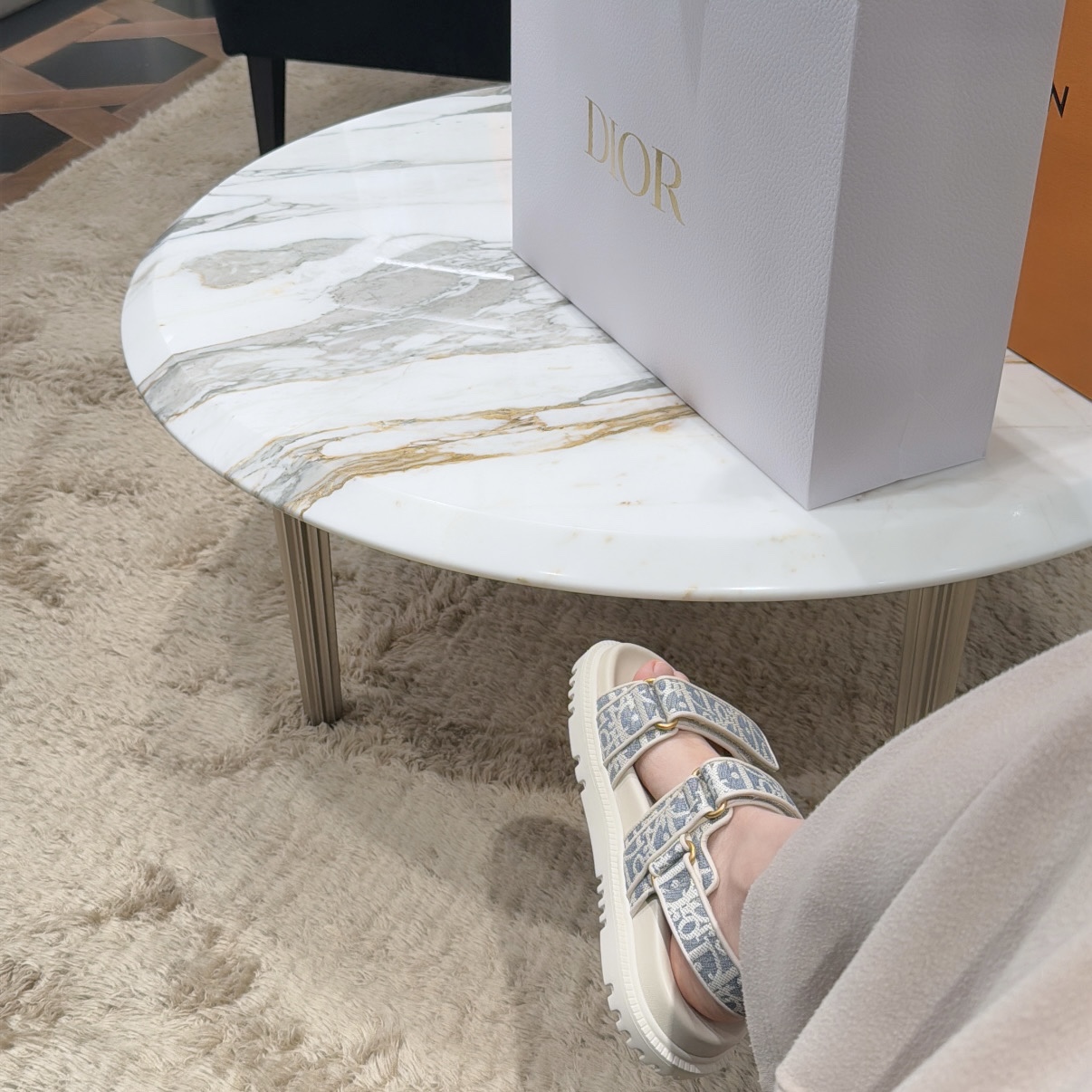 (W) Dior Dioract Sandal Jacquard with Dior Oblique Chambray Blue Ecru 착용 스타일 - 2