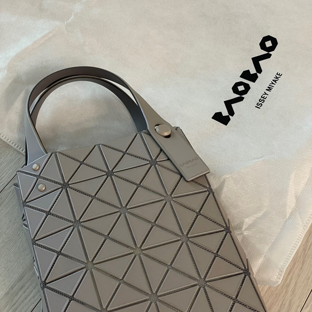 Bao Bao Issey Miyake Prism Plus Mini Tote Bag Grey Beige 착용 스타일