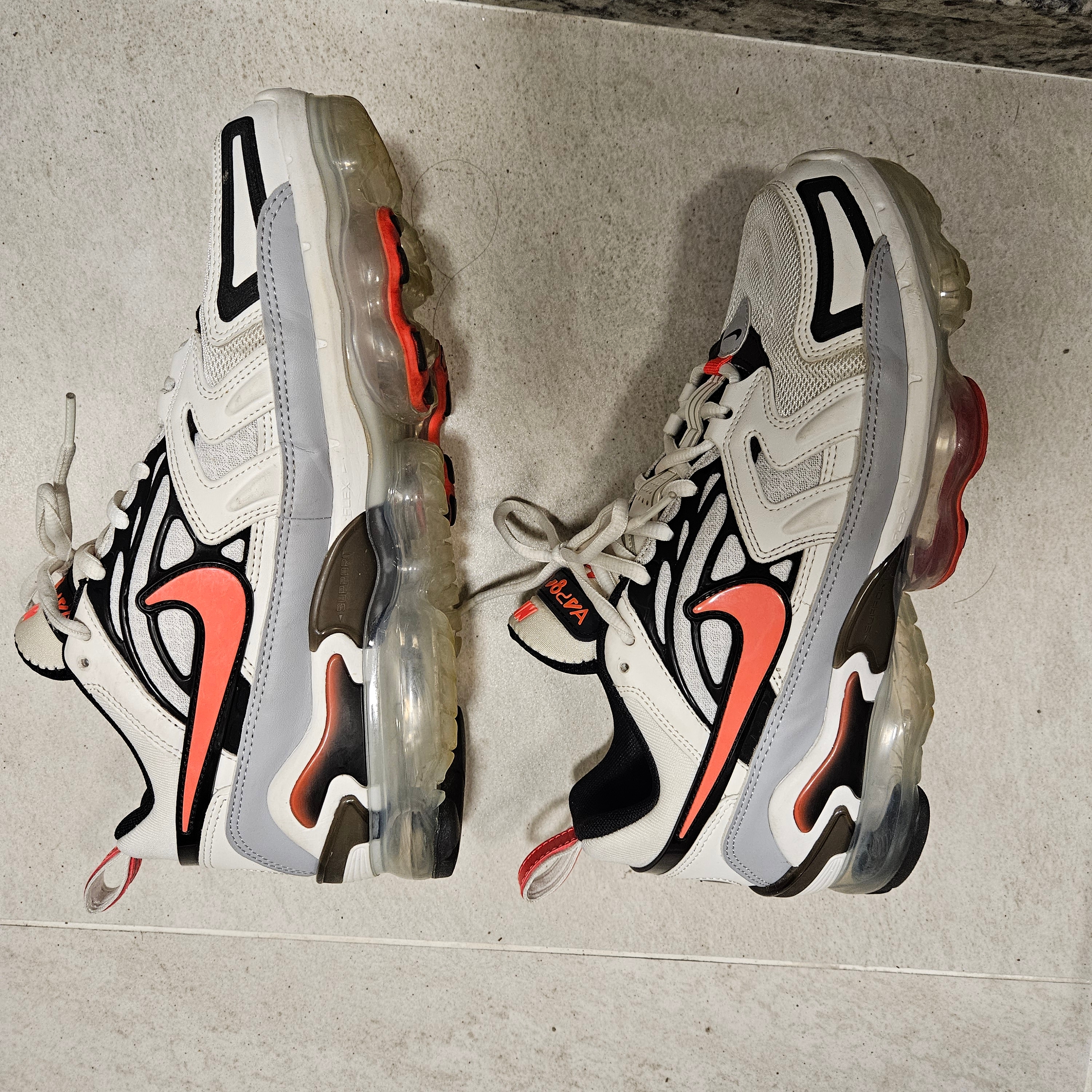 Nike Air VaporMax EVO Summit White Bright Crimson 착용 스타일