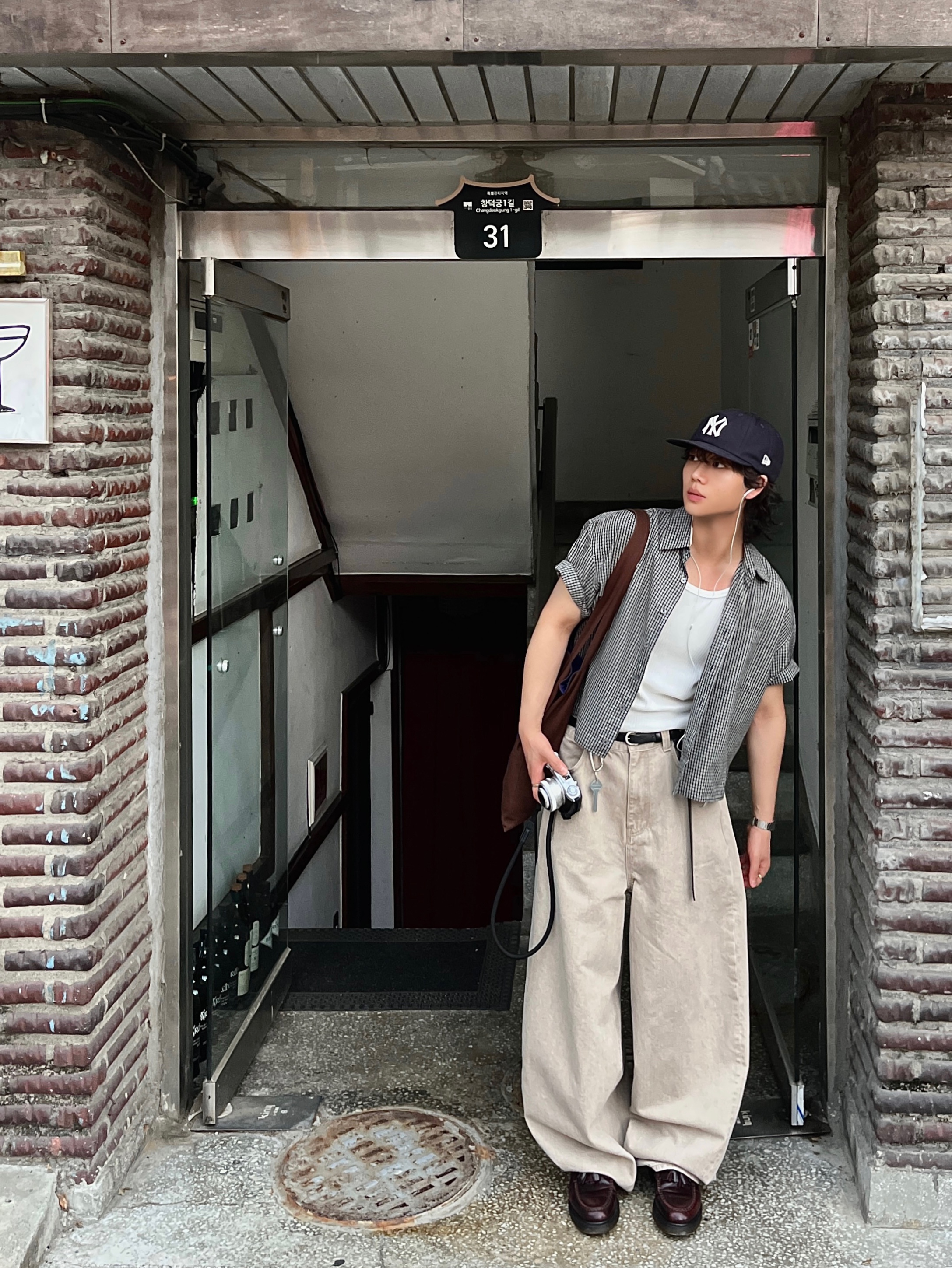 noun Wide Curved Denim Pants Sand Beige, Dr. Martens Adrian Arcadia Leather Loafers Cherry Red 착용 스타일 - 1