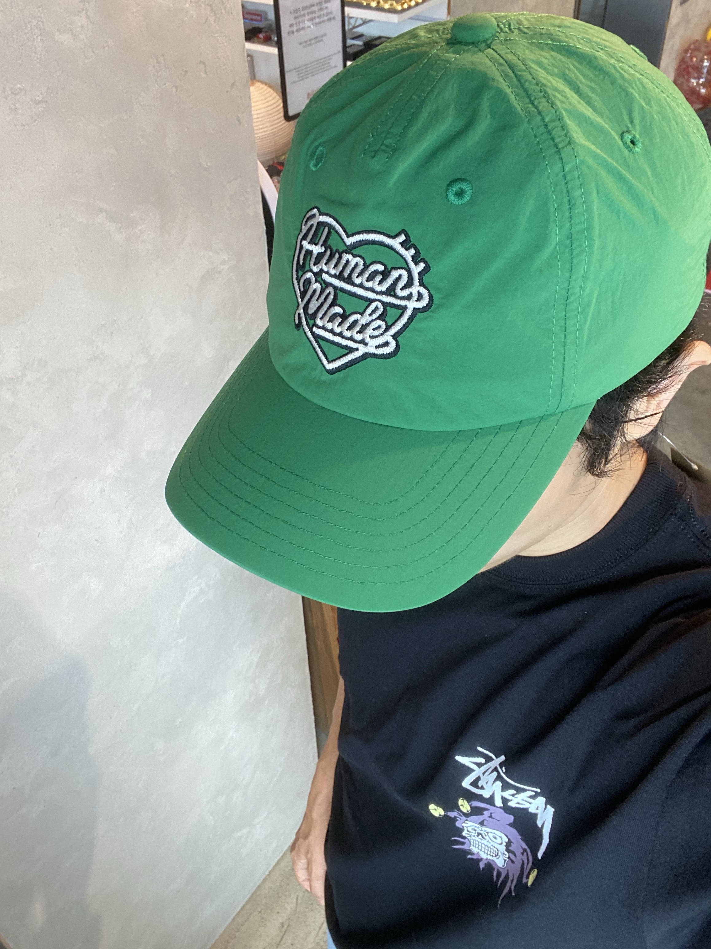 Stussy Joker T-Shirt Black, Human Made 5 Panel Nylon Cap Green 착용 스타일 - 2