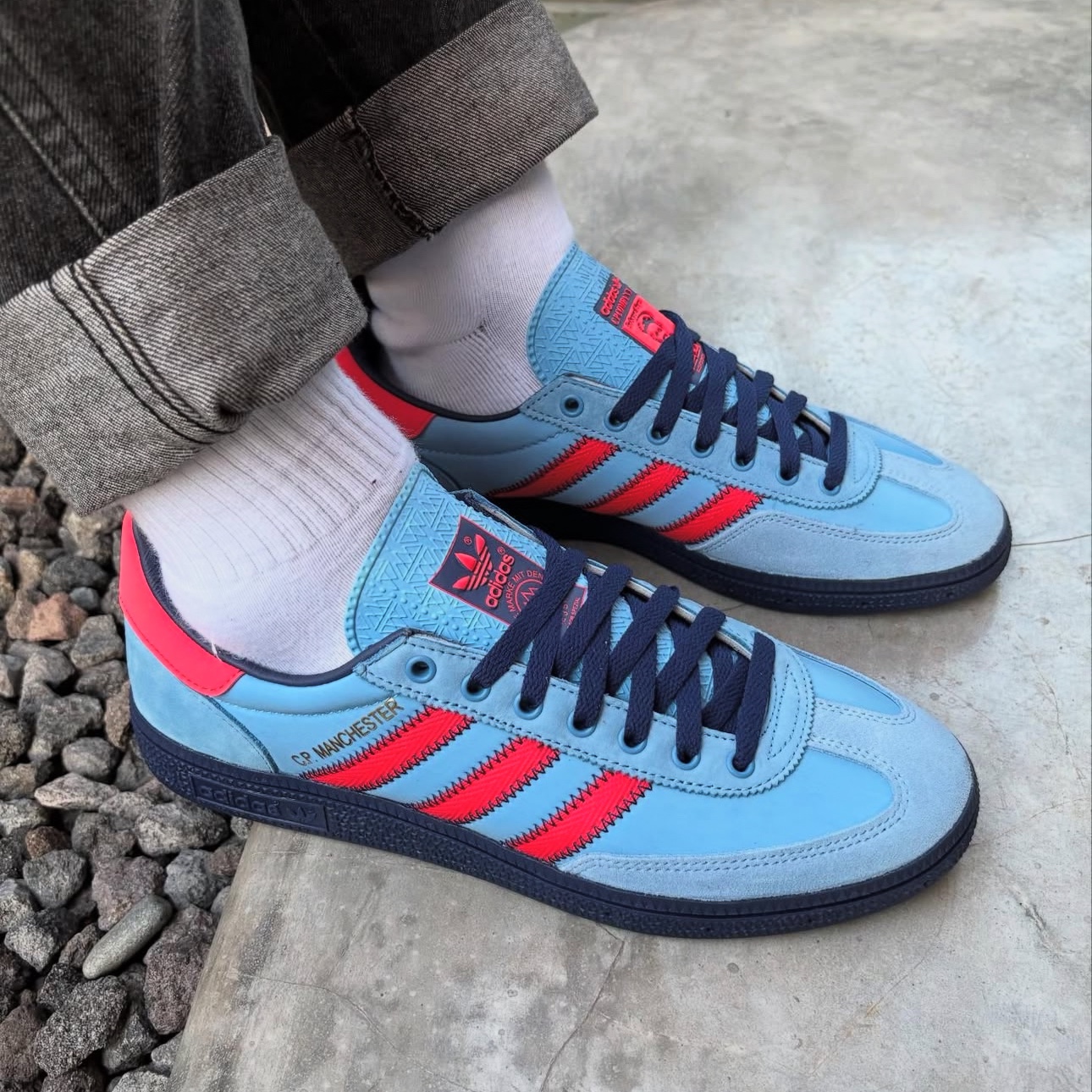 Adidas x C.P. Company Manchester Spezial Light Blue Bright Red 착용 스타일 - 5
