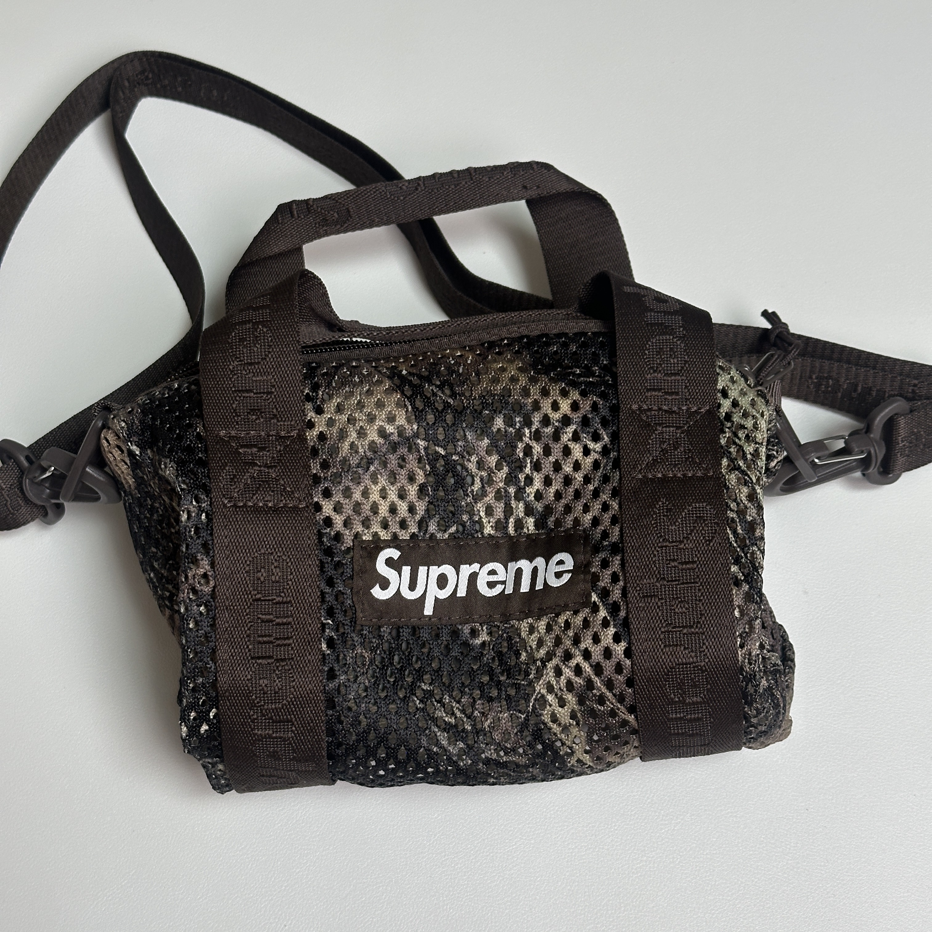 Supreme Mesh Mini Duffle Bag Truetimber Kanati Camo - 25SS 착용 스타일 - 1