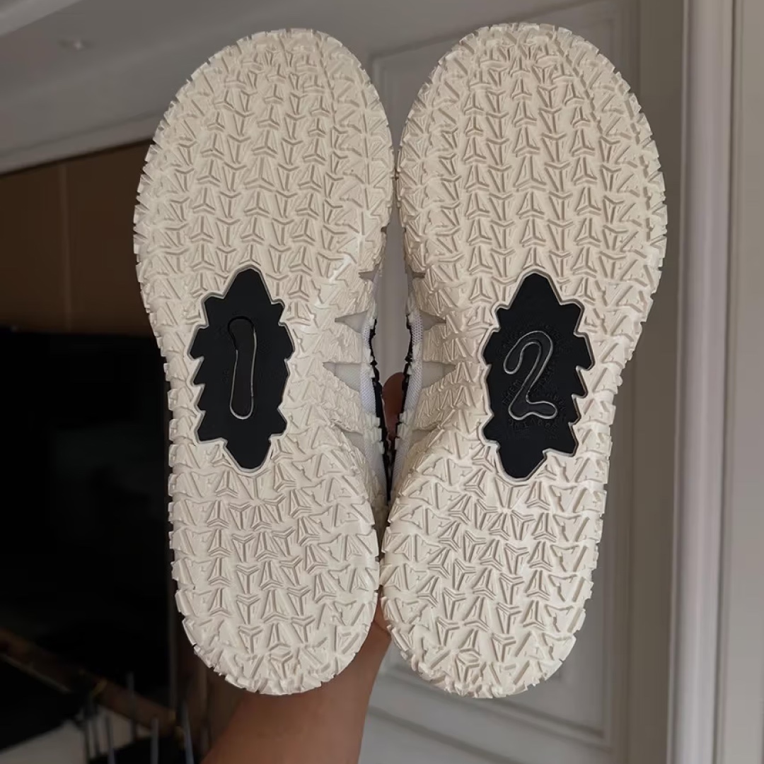Nike Vomero 18 Summit White Coconut Milk, Nike ZoomX Invincible Run Flyknit 3 White Photon Dust 착용 스타일 - 4
