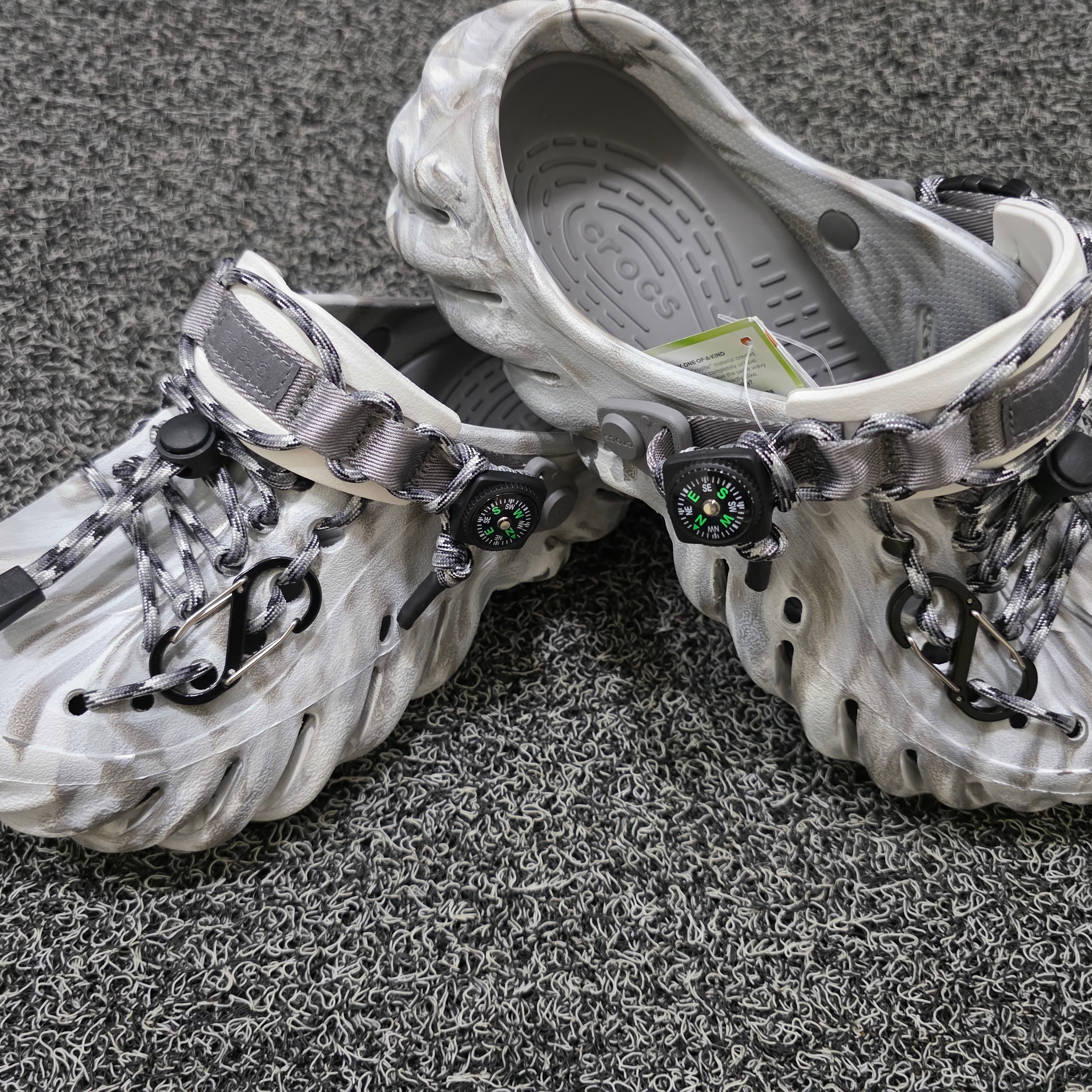 Crocs Echo Marbled Clog Moonlight Multi 착용 스타일 - 2