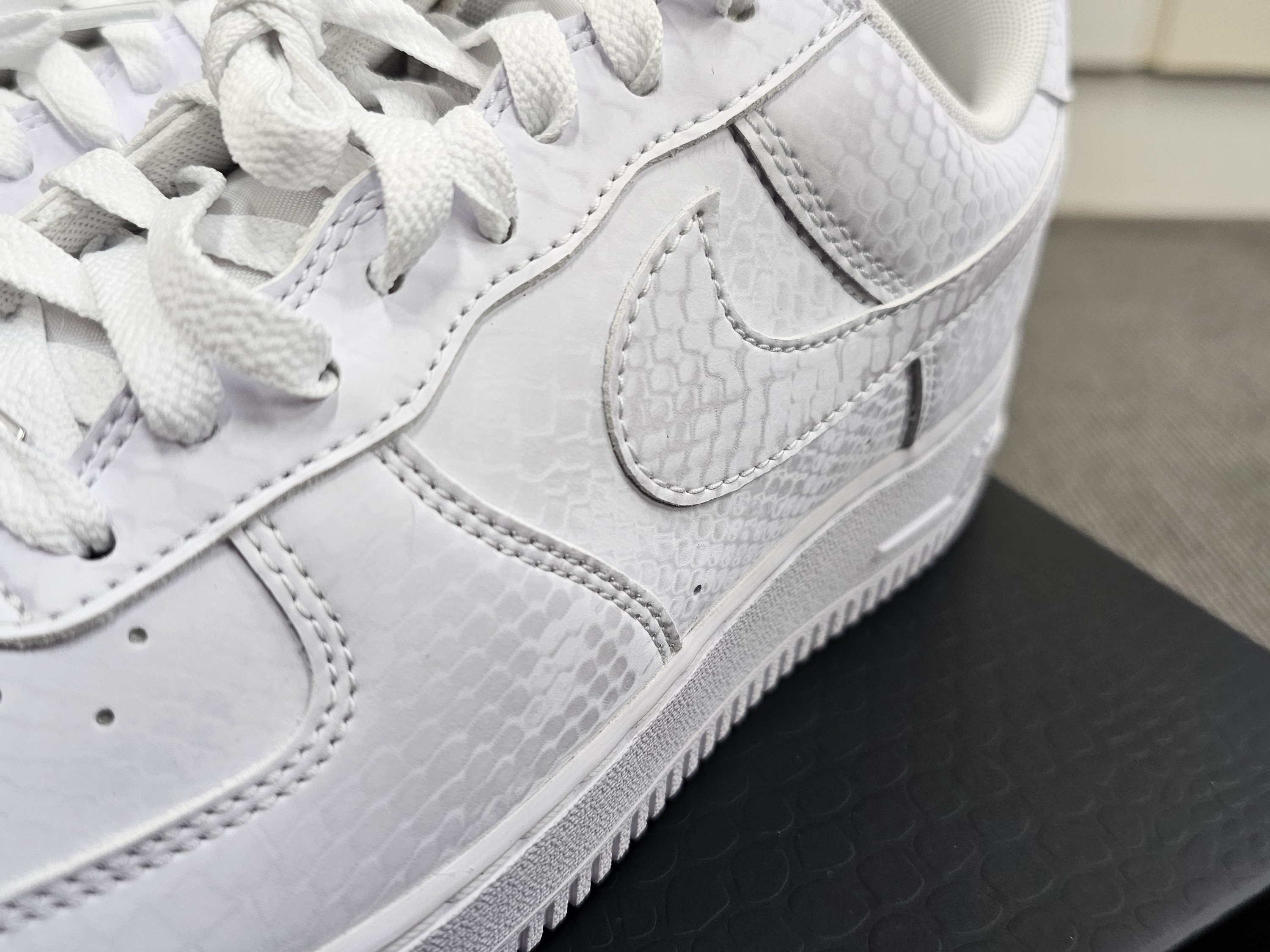 Nike x Kobe Bryant Air Force 1 Low Triple White 착용 스타일 - 2