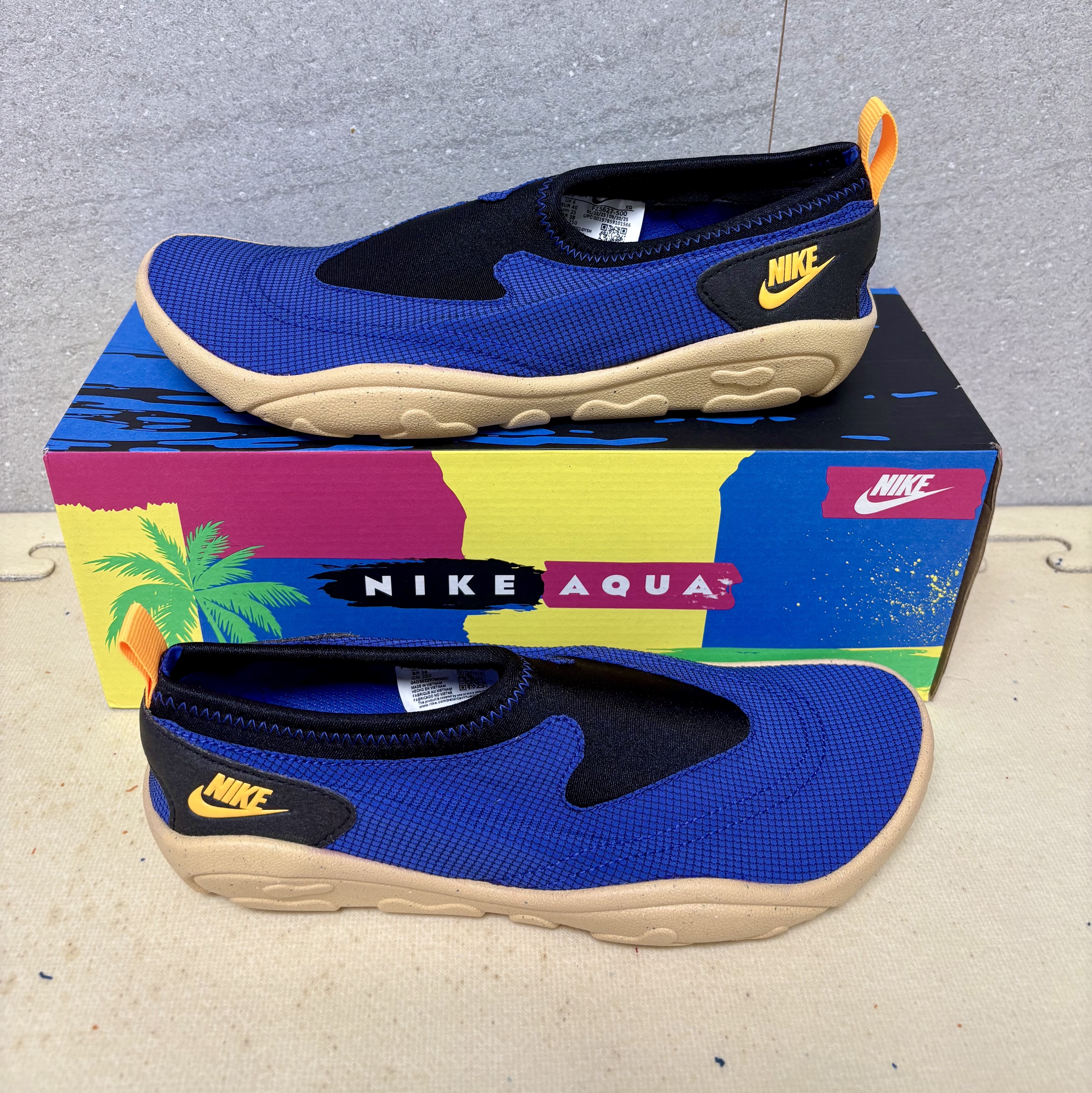 Nike Aqua Turf Deep Night and Laser Orange 착용 스타일 - 1