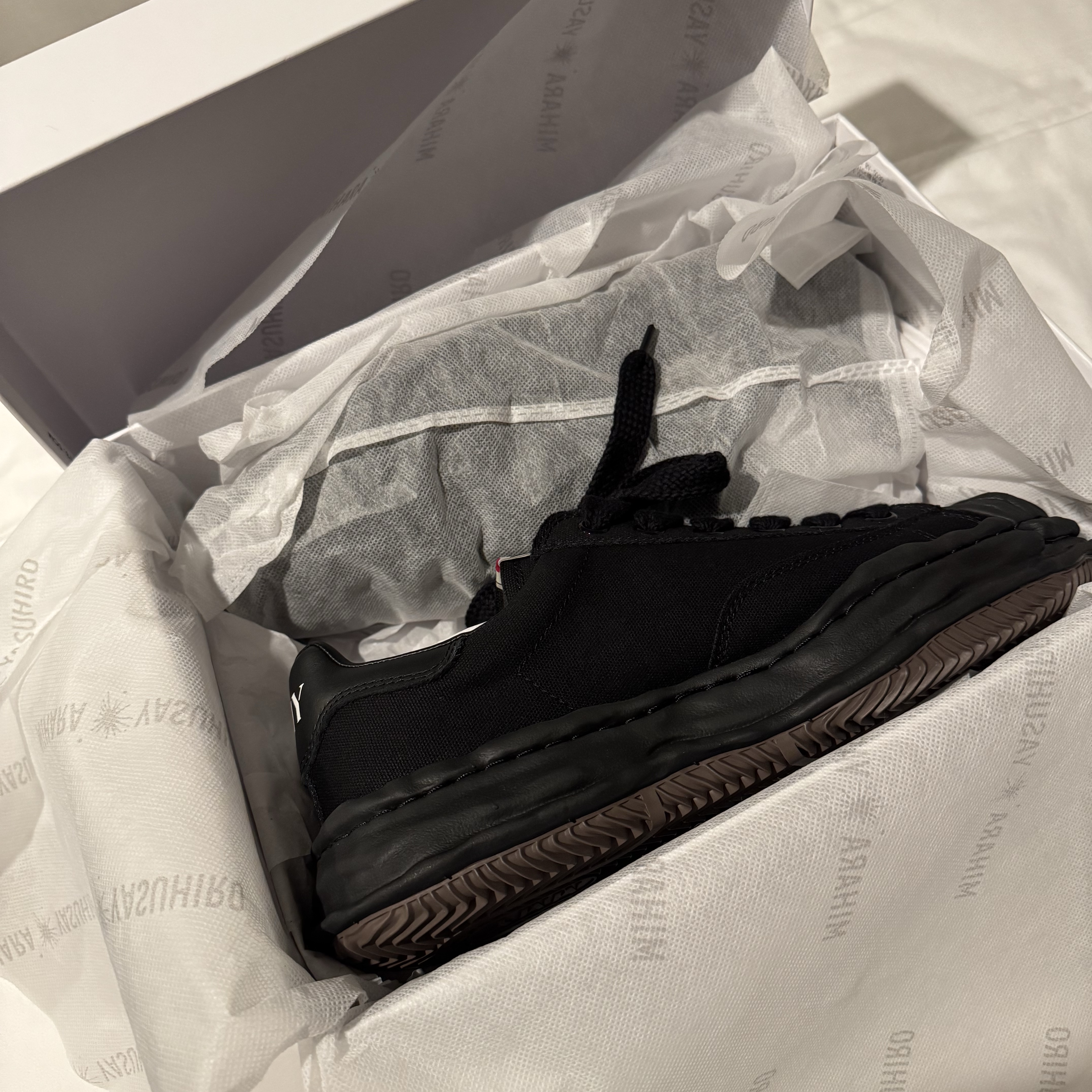 Maison Mihara Yasuhiro Blakey OG Sole Canvas Low-top Sneakers Black Black 착용 스타일 - 1