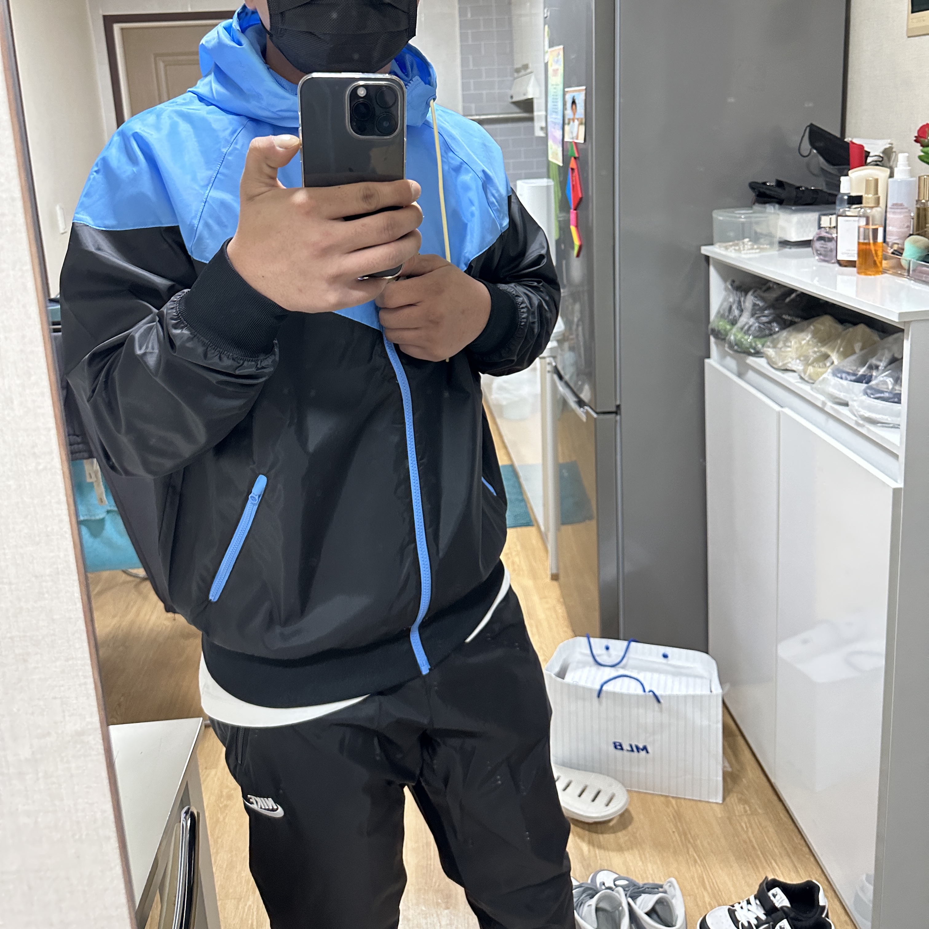 Nike NSW Windrunner Hoodie Jacket Black University Blue - Asia 착용 스타일