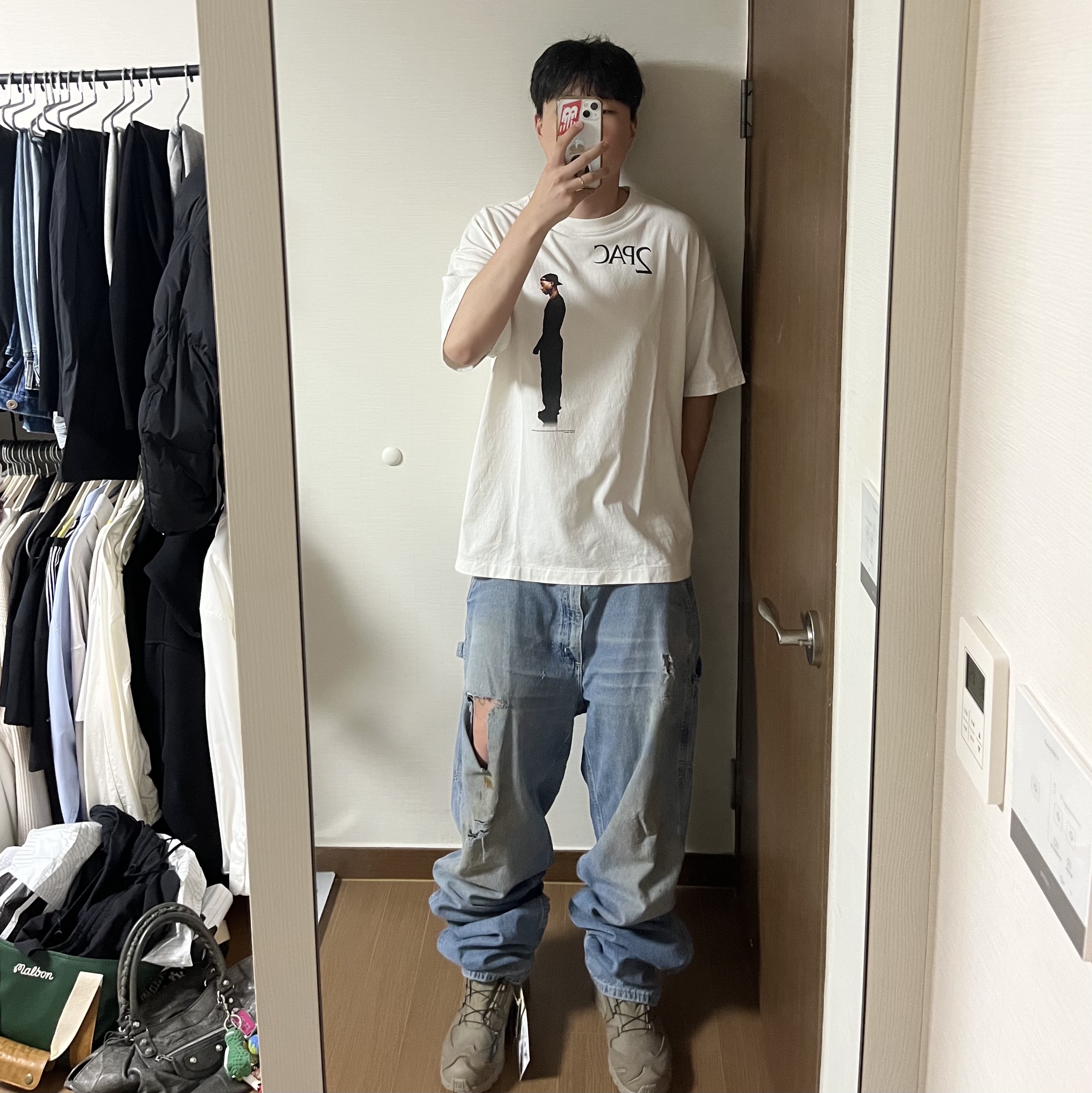 Saint Mxxxxxx x 2Pac S/S T-Shirt White - 25SS, Salomon x Rier XA Mid GTX Argile 착용 스타일 - 1