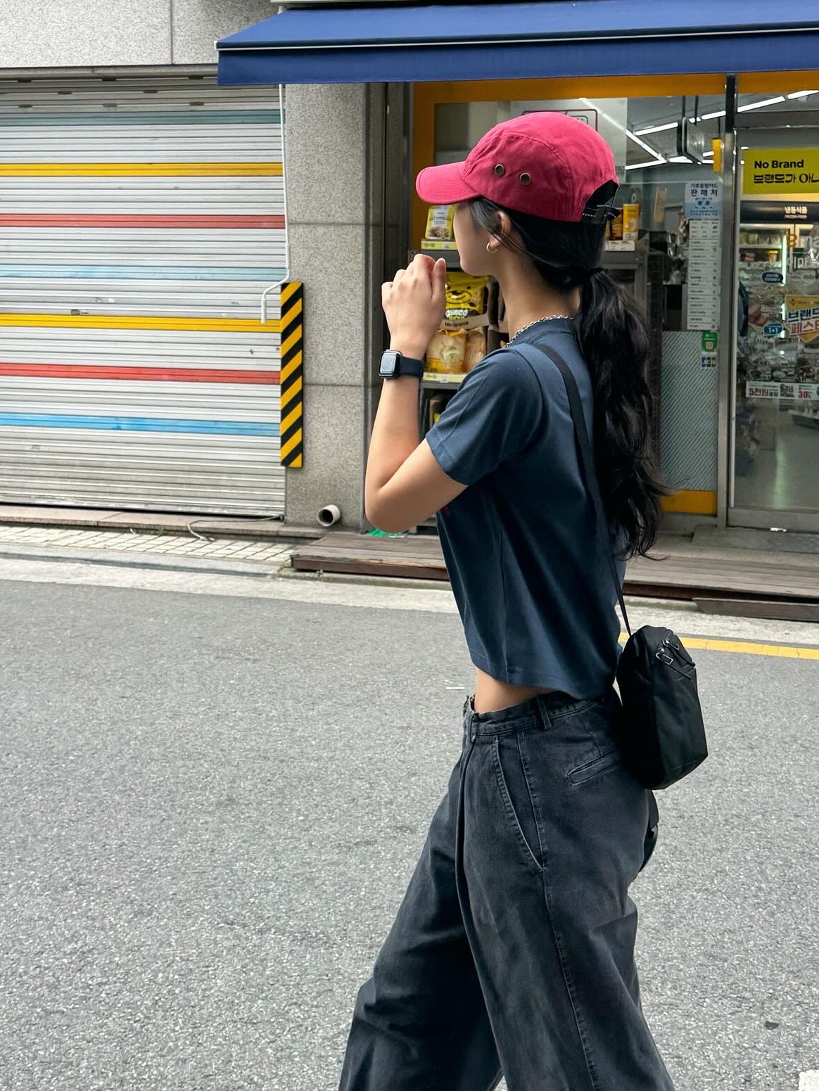 Supreme Brushed Cordura Camp Cap Burgundy - 22FW, Arc'teryx Mantis 2 Waistpack 24K Black 착용 스타일 - 4