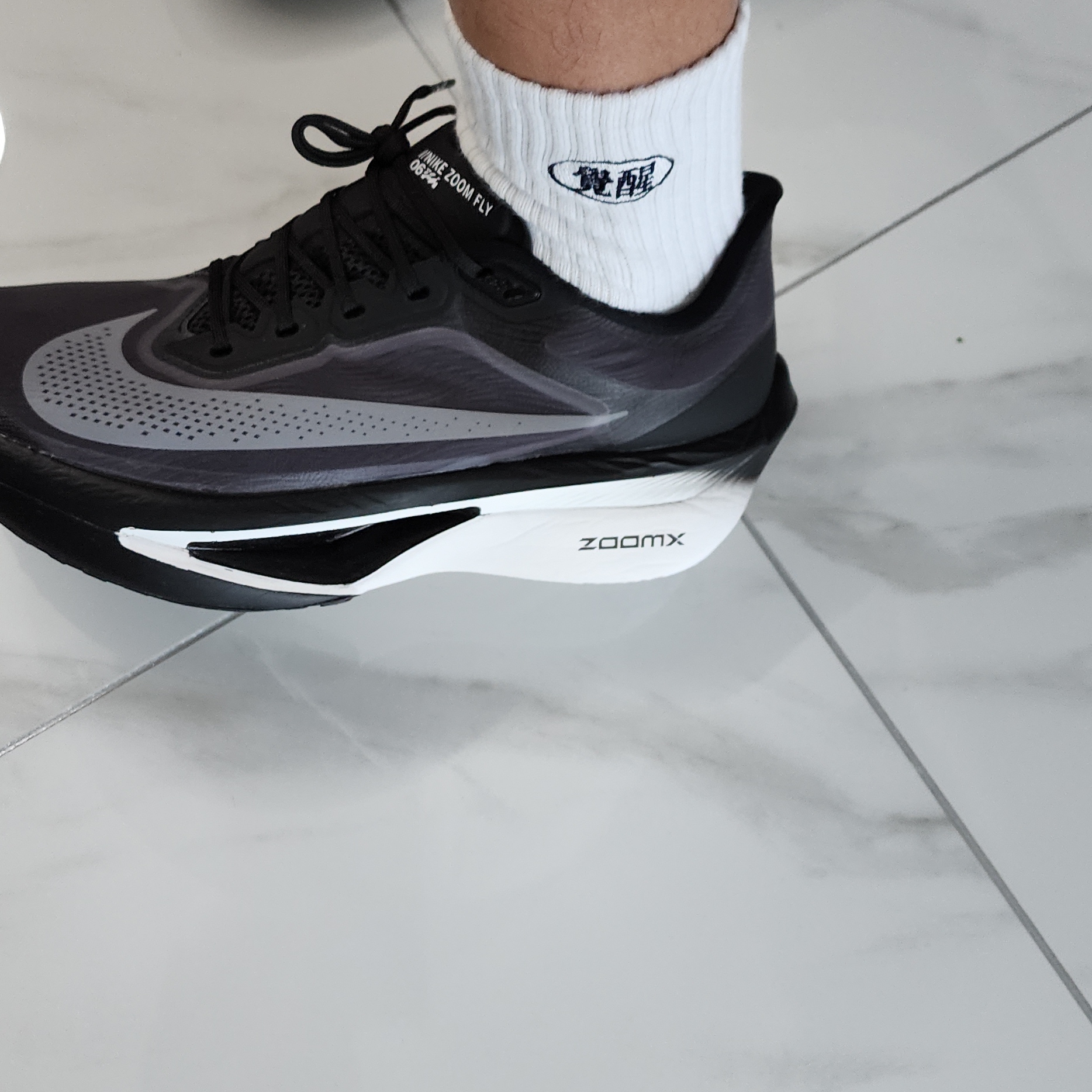 Nike Zoom Fly 6 Black Light Smoke Grey 착용 스타일 - 3