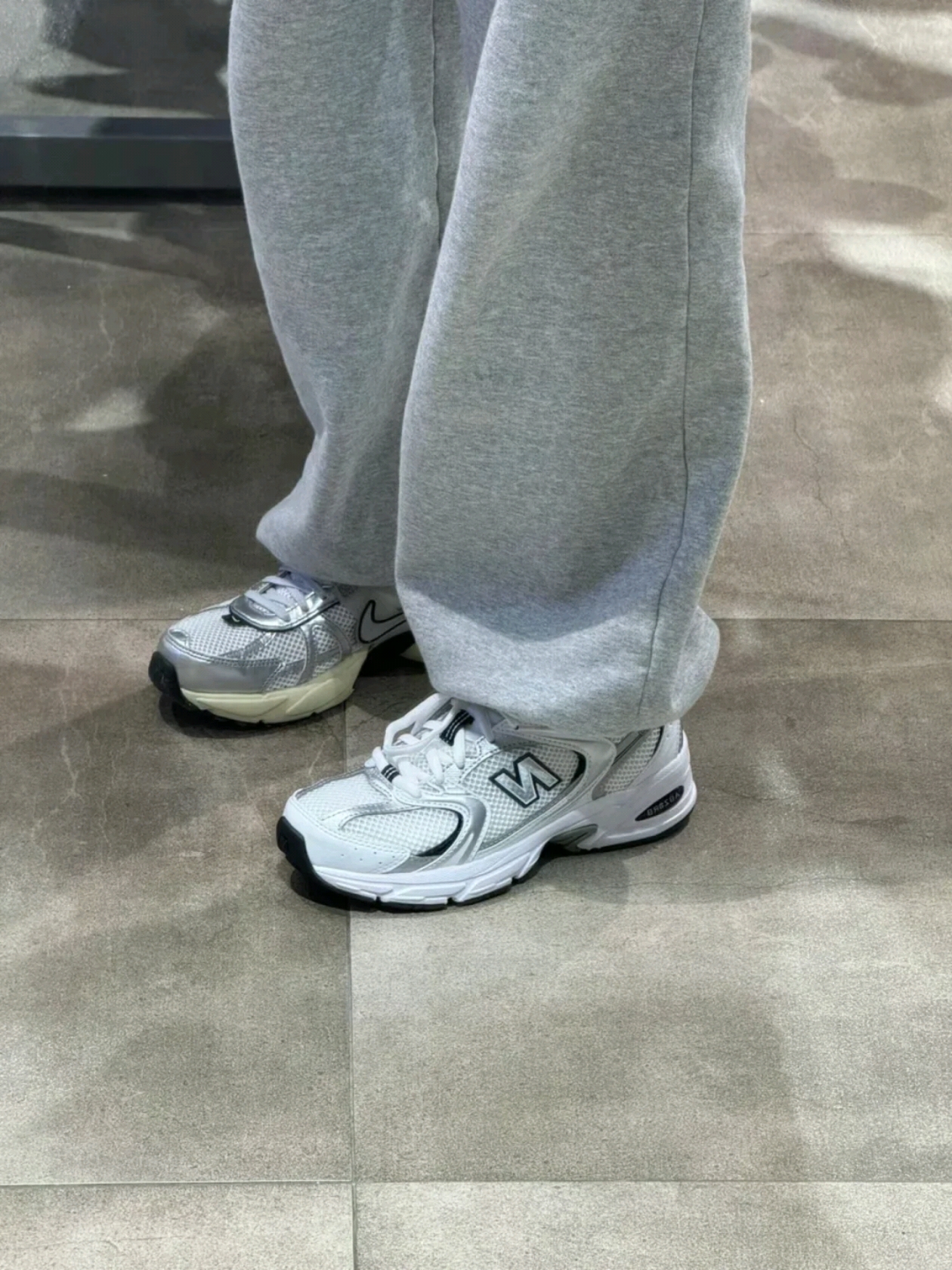 Mizuno Racer Trail SE Silver Grey, Puma x Open Yy H-street Oak Branch Creamy Vanilla 착용 스타일 - 5