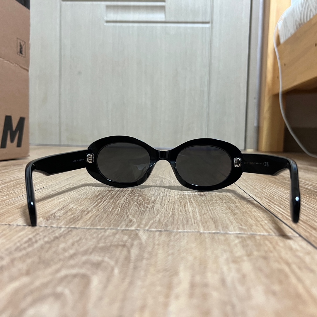 (W) Celine Triomphe 01 Sunglasses in Acetate Black 착용 스타일 - 3