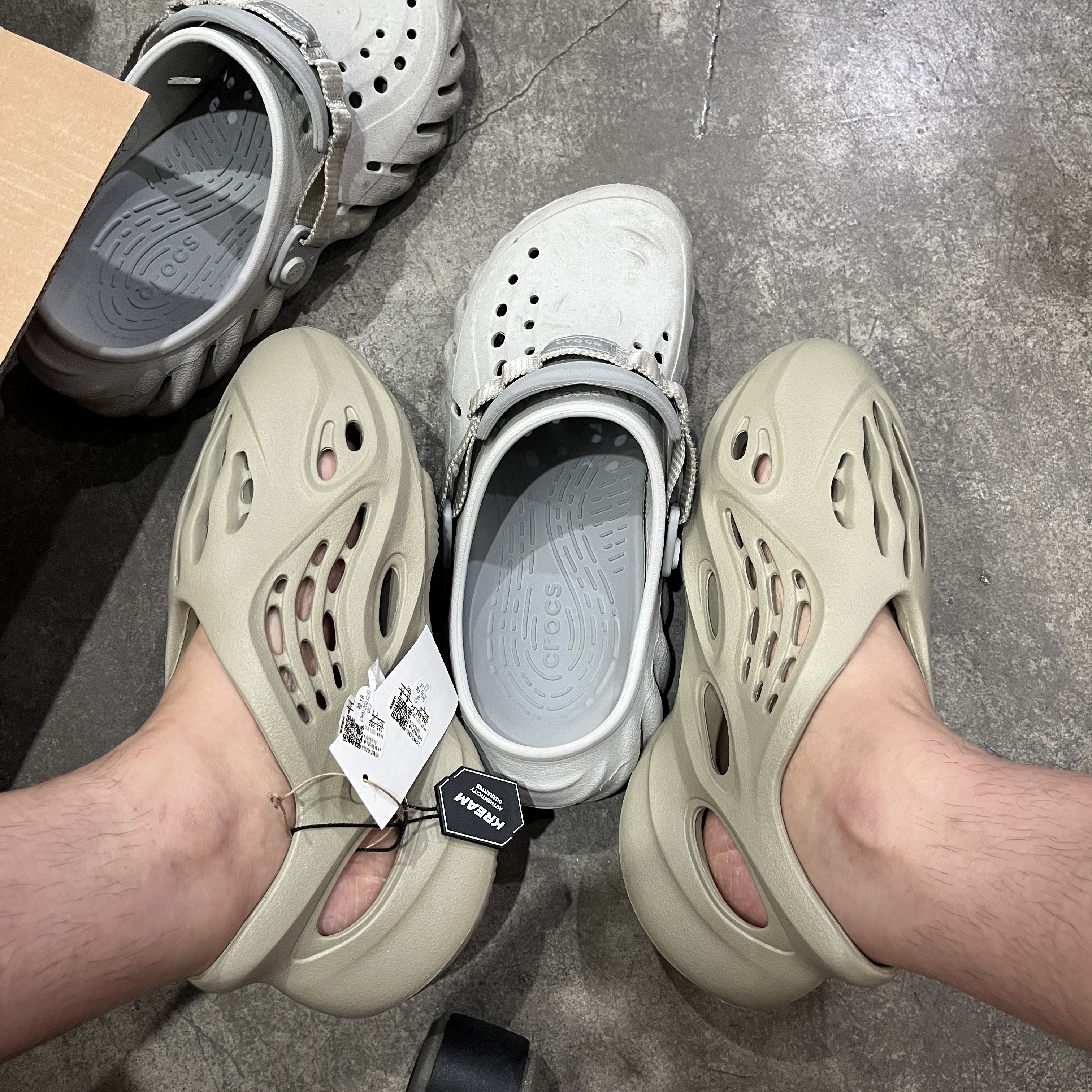 Adidas Yeezy Foam RNNR Stone Salt 착용 스타일