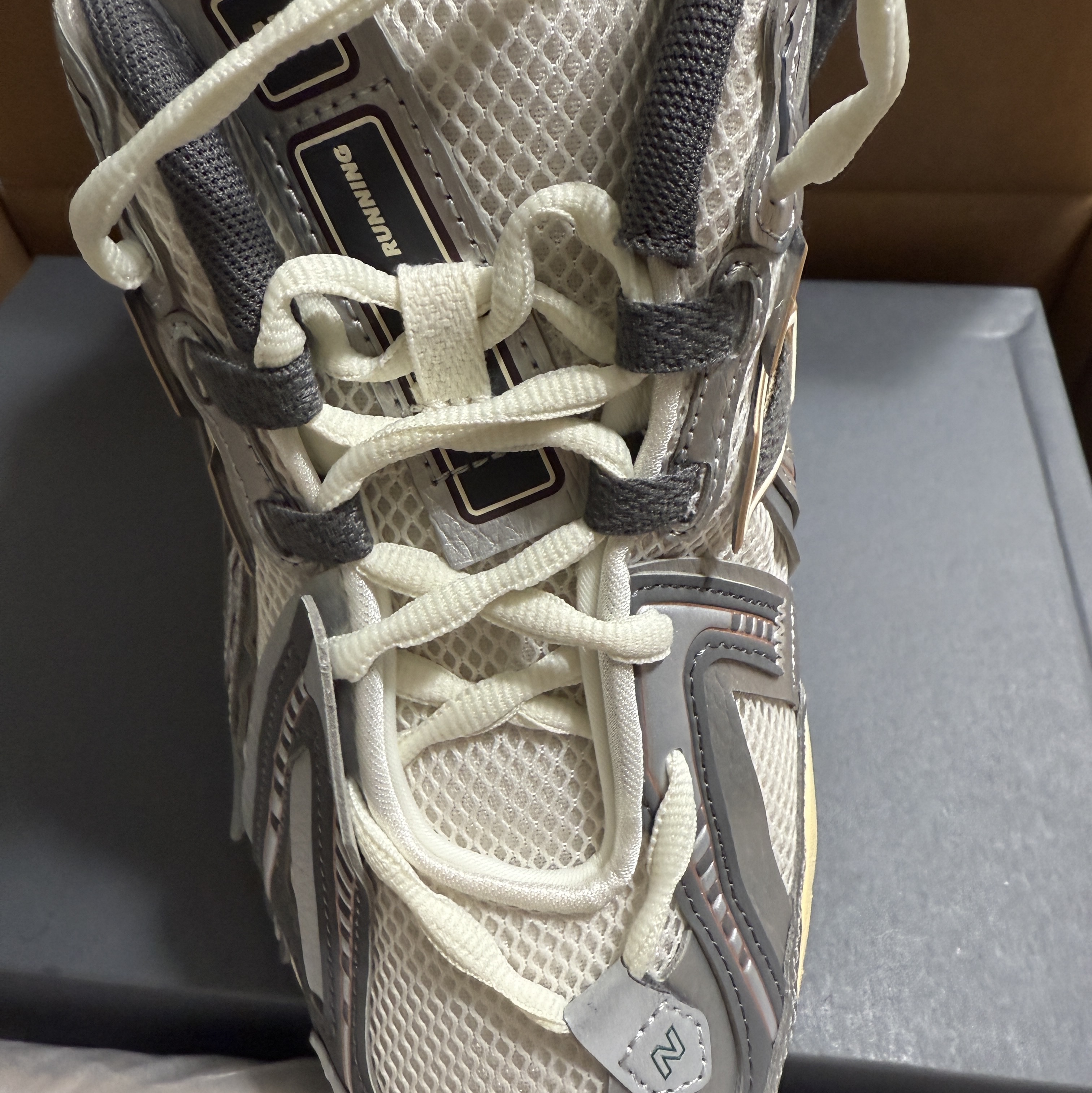 New Balance 1906A Silver Metallic Castlerock 착용 스타일 - 3