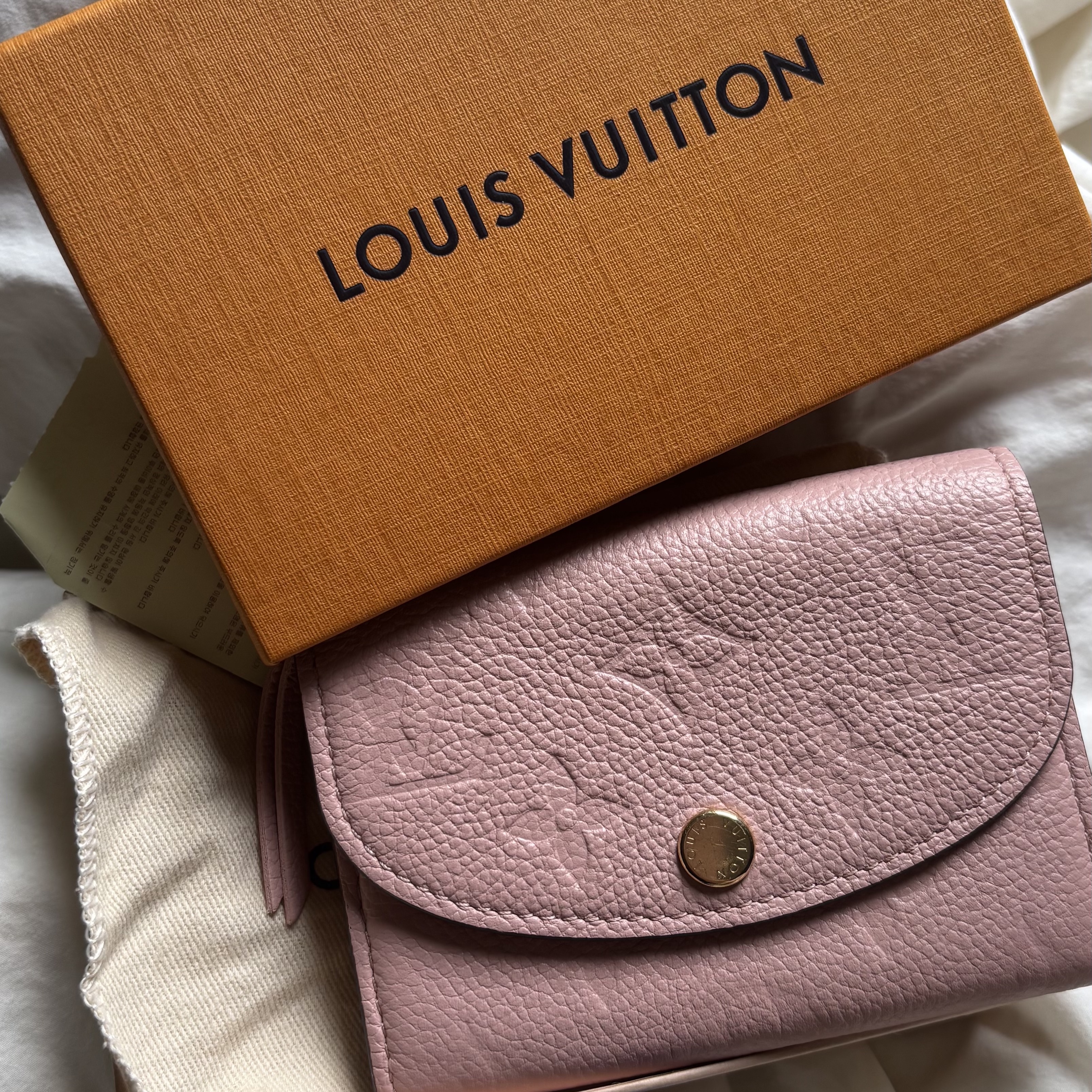 Louis Vuitton Rosalie Coin Purse Monogram Empreinte Rose Powder 착용 스타일