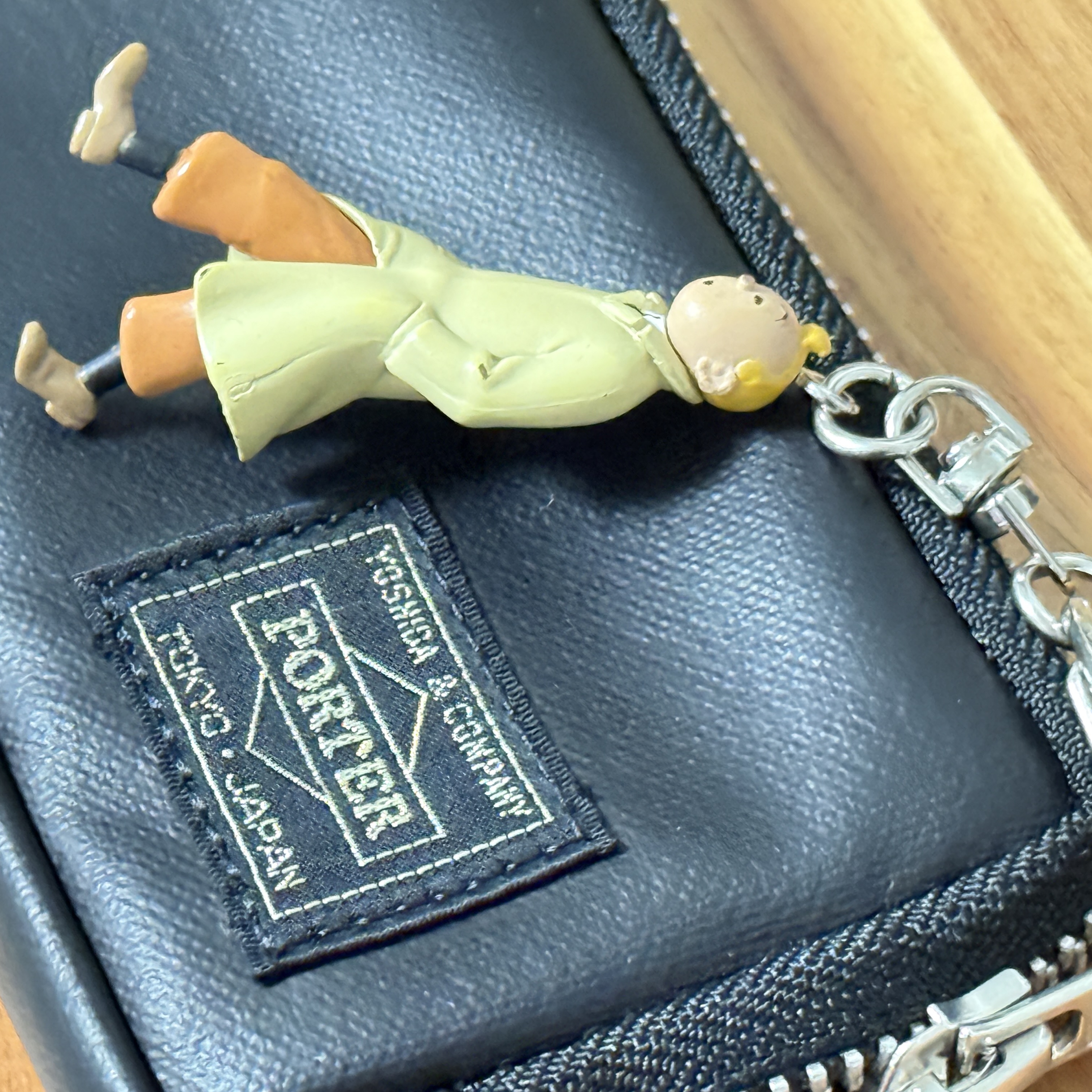 Porter Freestyle Multi Coin Case Black 착용 스타일