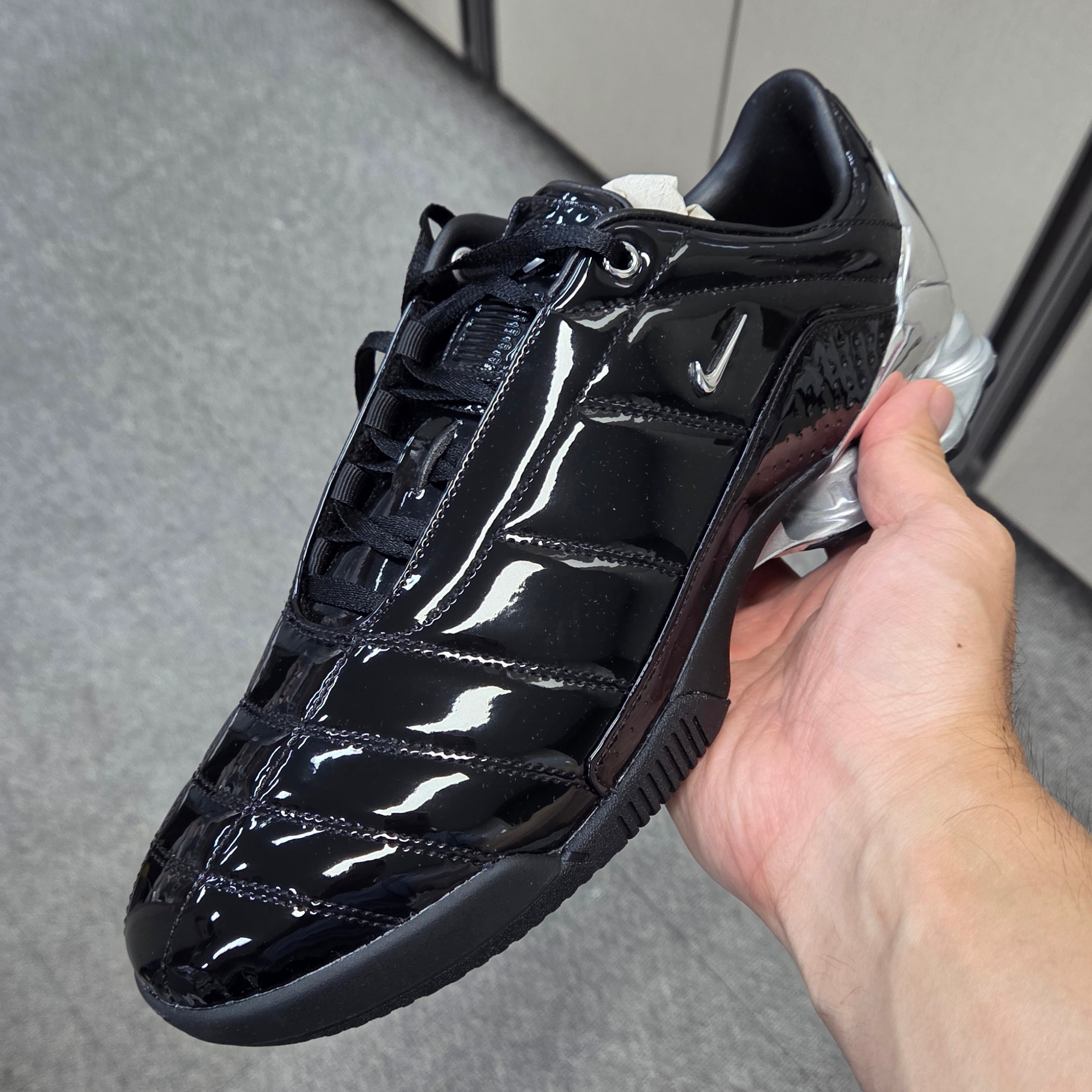 (W) Nike x Maha Amsterdam Total 90 Shox Magia Black and Metallic Silver 착용 스타일 - 1