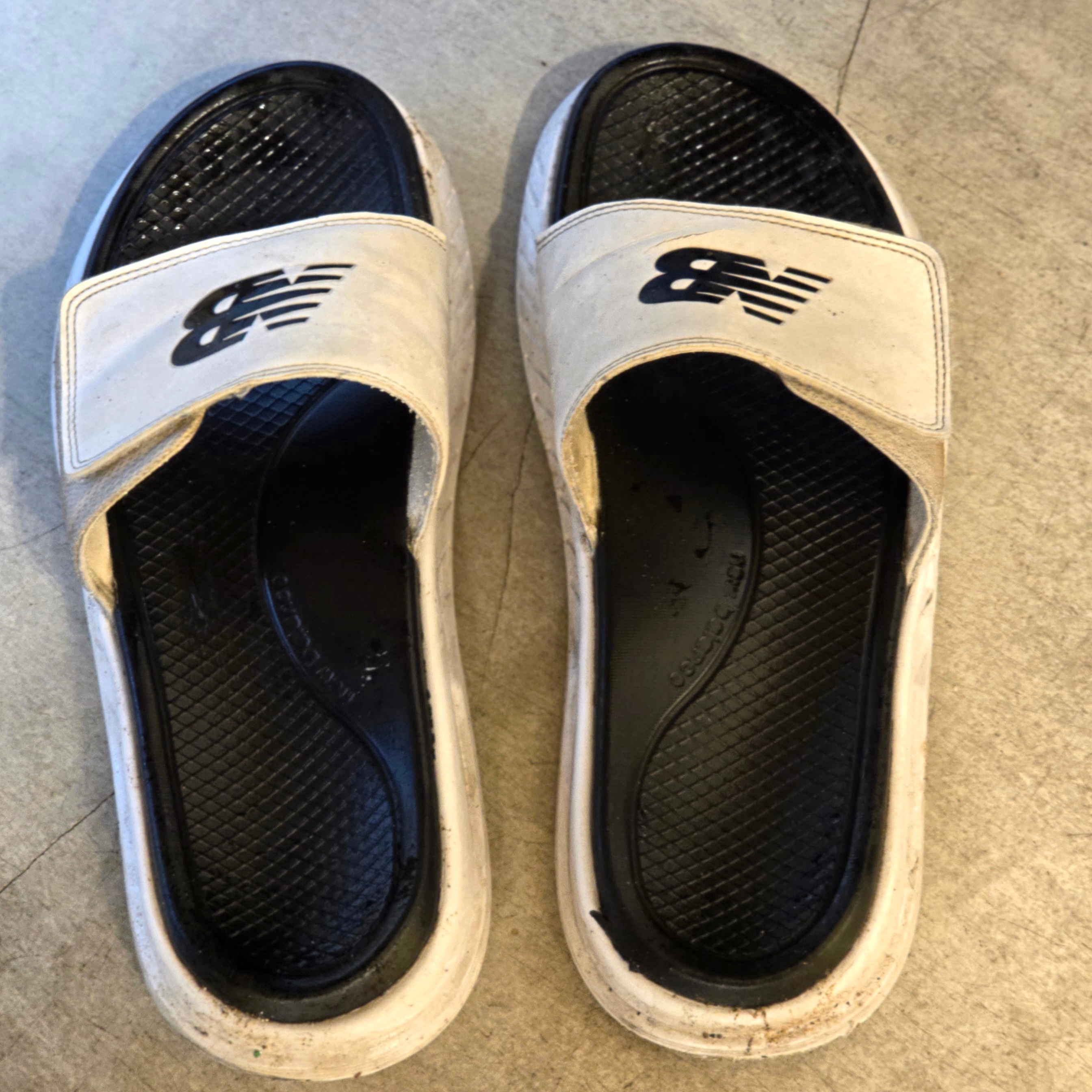 New Balance Cushioning Slide White 착용 스타일